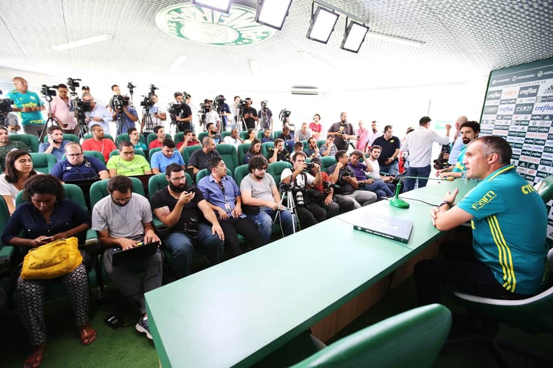 Eduardo Baptista se apresenta no Palmeiras