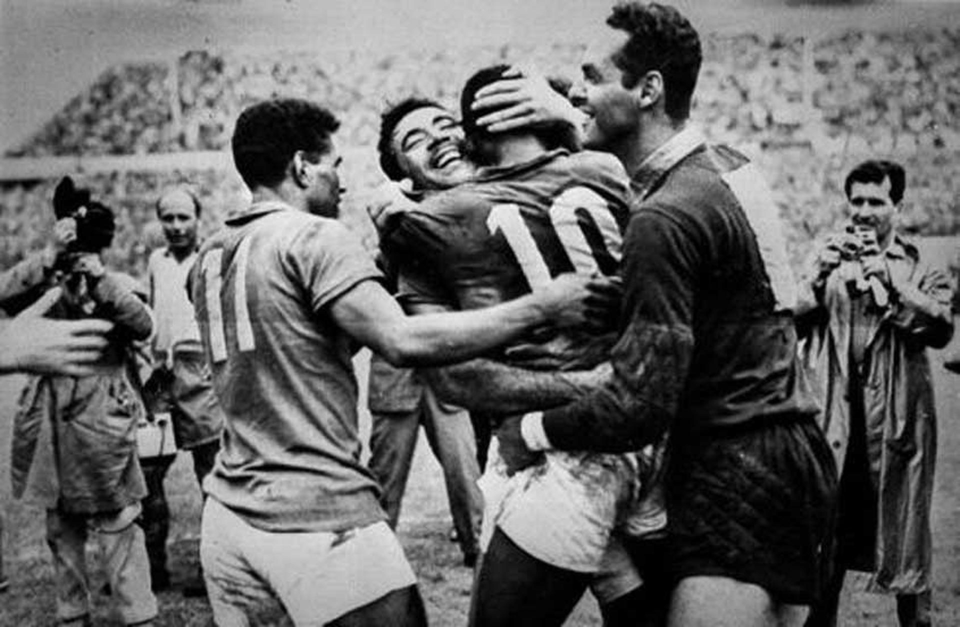 Gylmar, Garrincha, Nilton Santos e Pelé comemoram o título mundial de 58, na Suécia&nbsp;