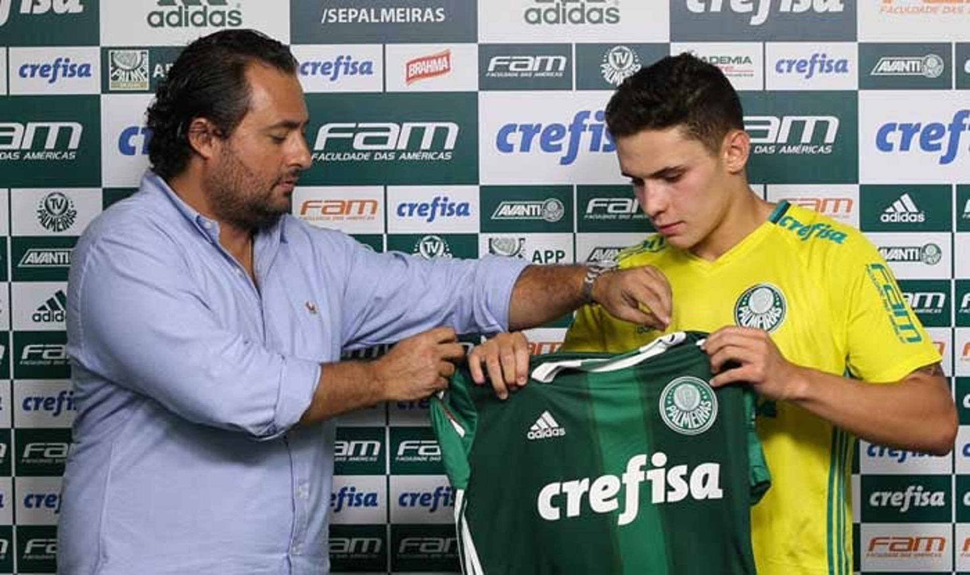 Raphael Veiga foi apresentado no Palmeiras