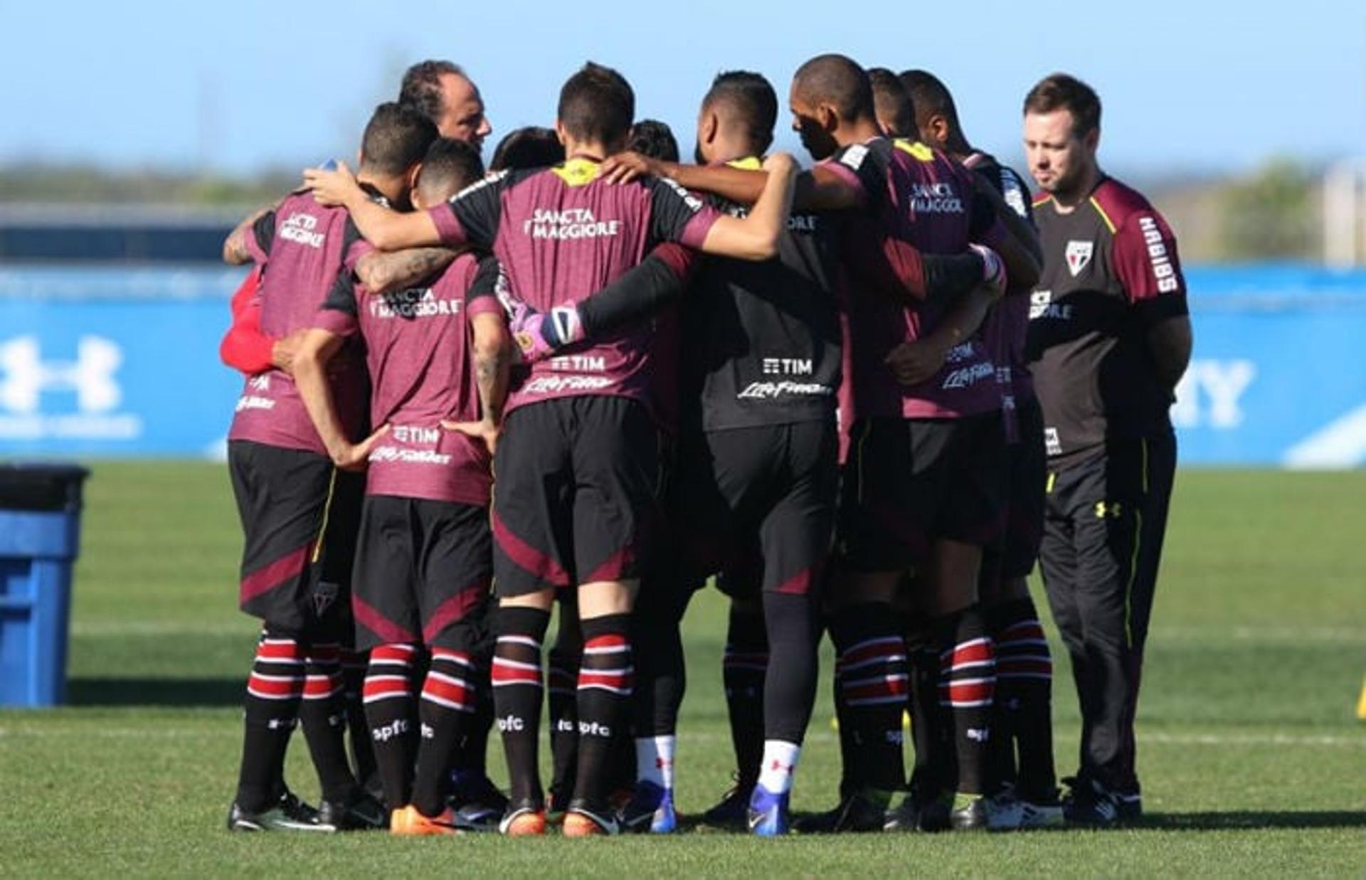 Rogério Ceni participa da corrente antes do jogo-treino