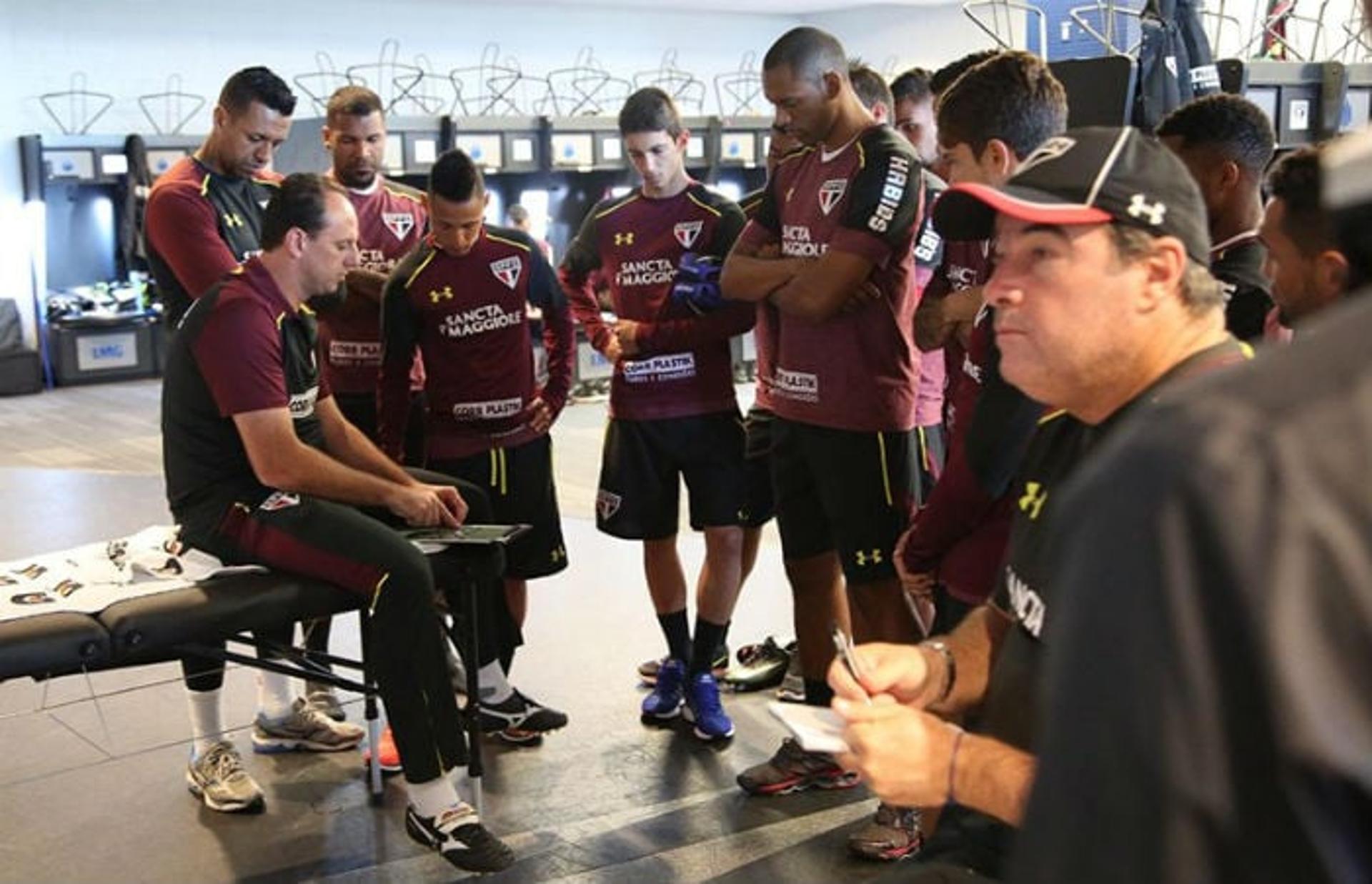 Rogério Ceni conversa com o elenco antes de jogo-treino