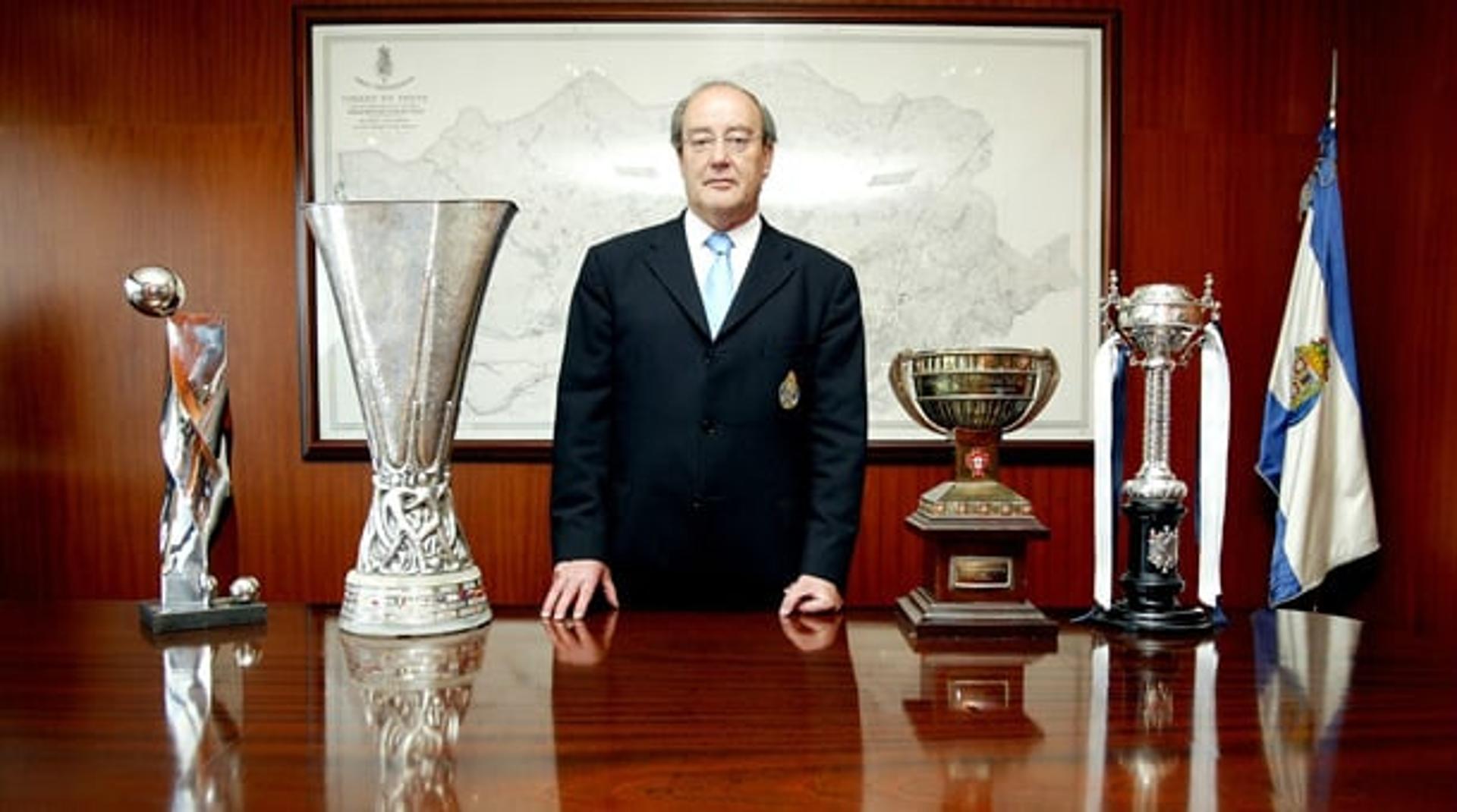 Pinto da Costa com troféus