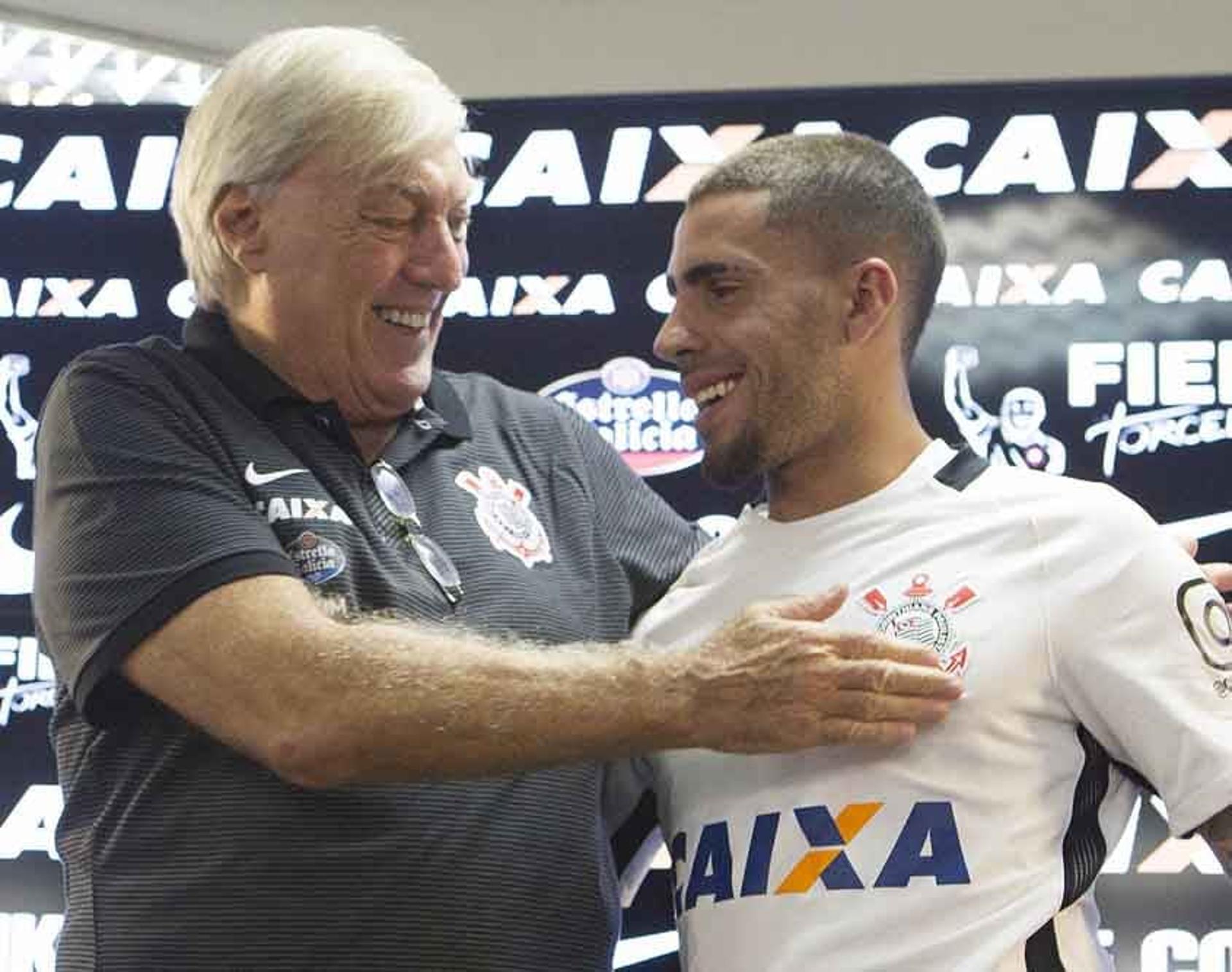 Gabriel foi apresentado nesta sexta pelo Corinthians