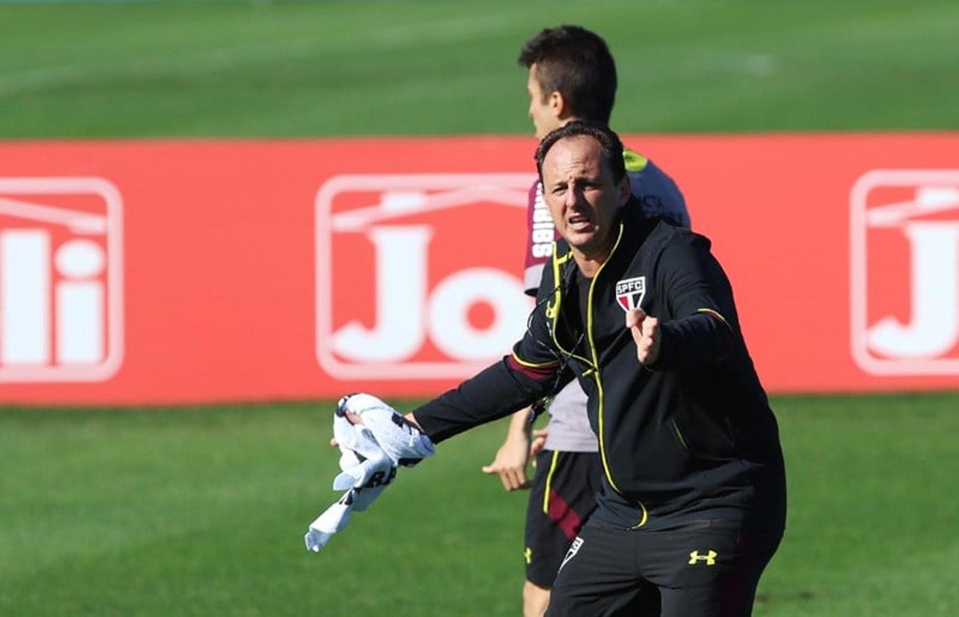 Rogério Ceni comandará o time em jogo-treino neste domingo, contra o Boca Ratón