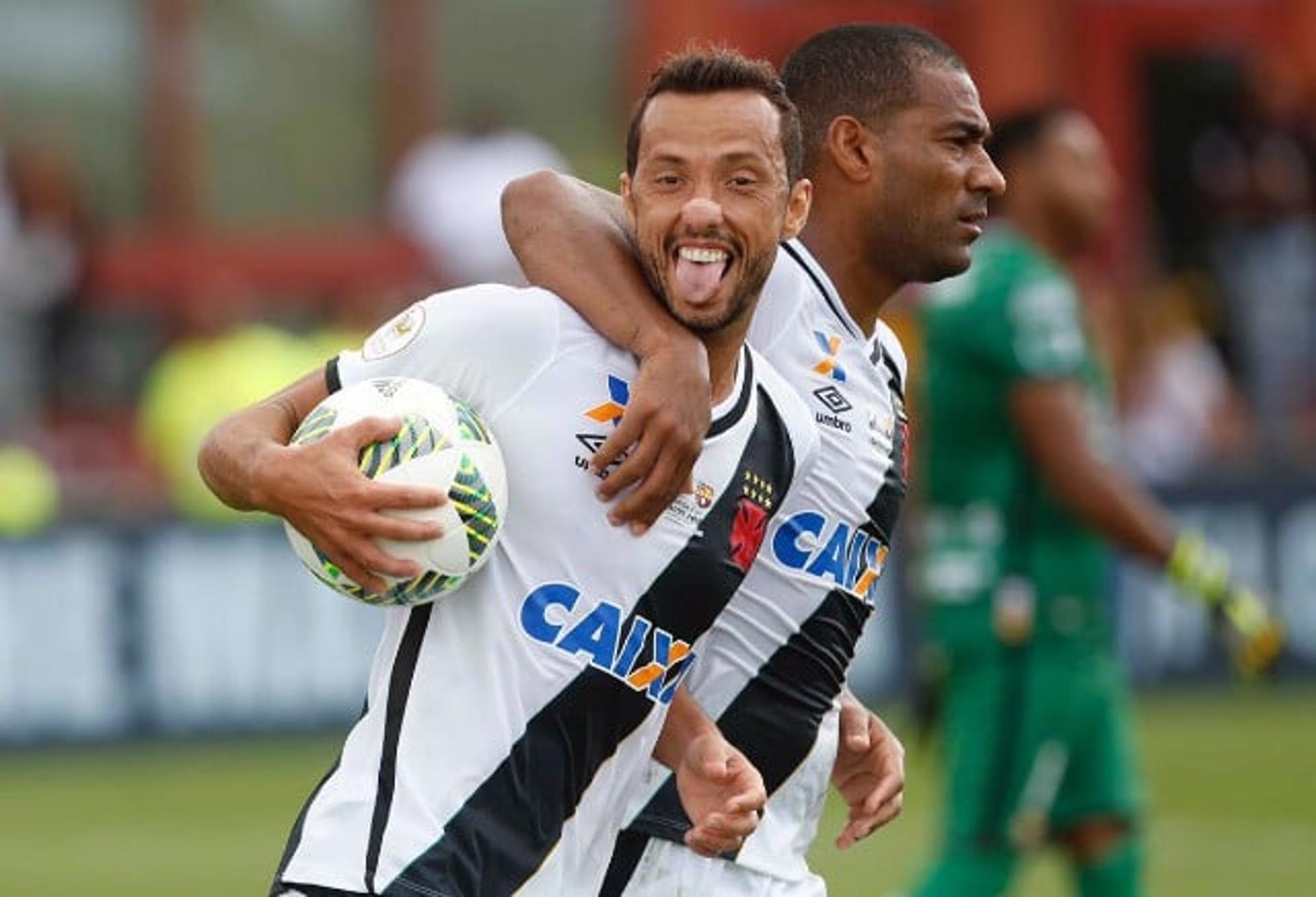 Confira a seguir a galeria especial do LANCE! com imagens de Nenê com a camisa do Vasco