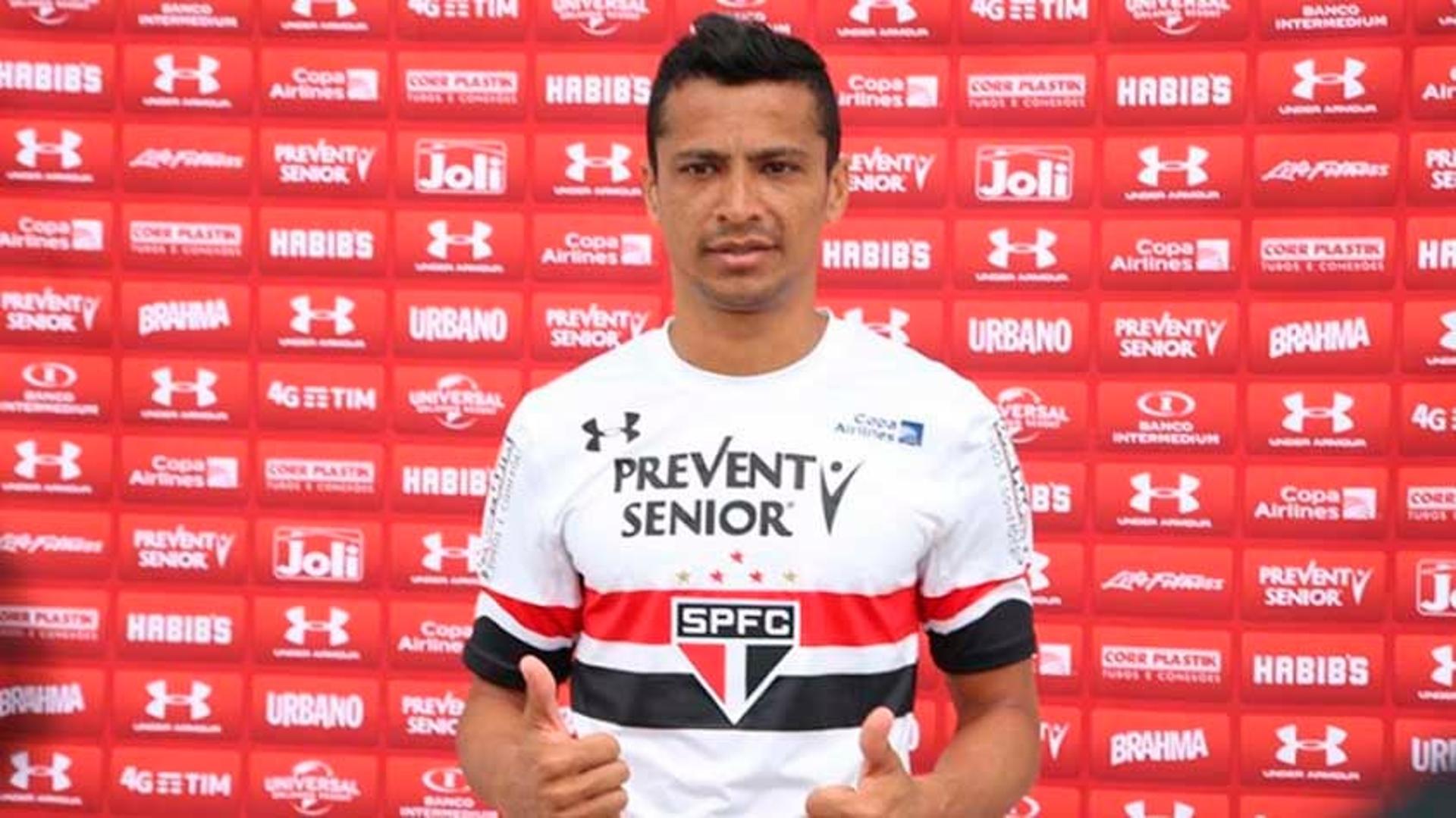 Cícero posou com a camisa do São Paulo nos EUA