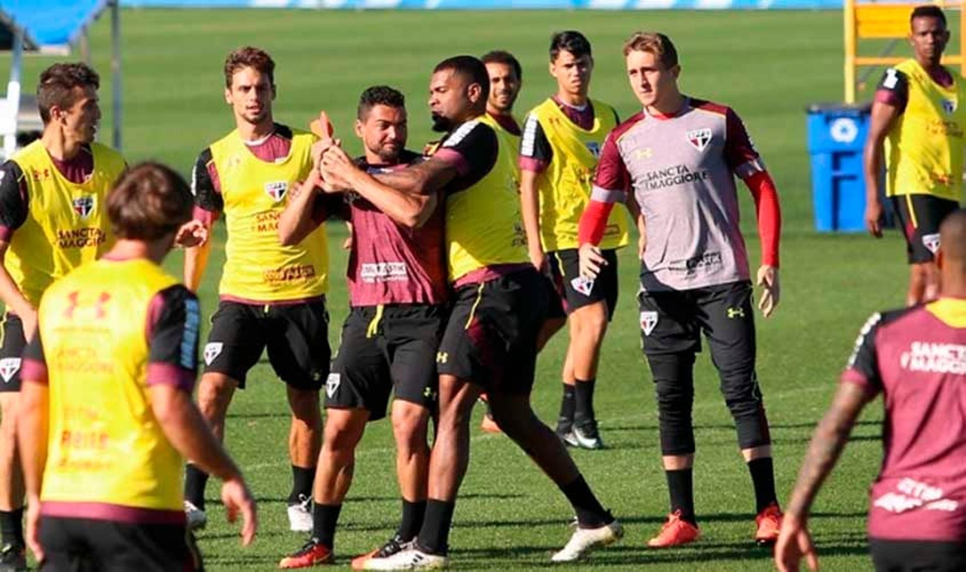 Jogadores se divertem com futebol americano em treino nos EUA