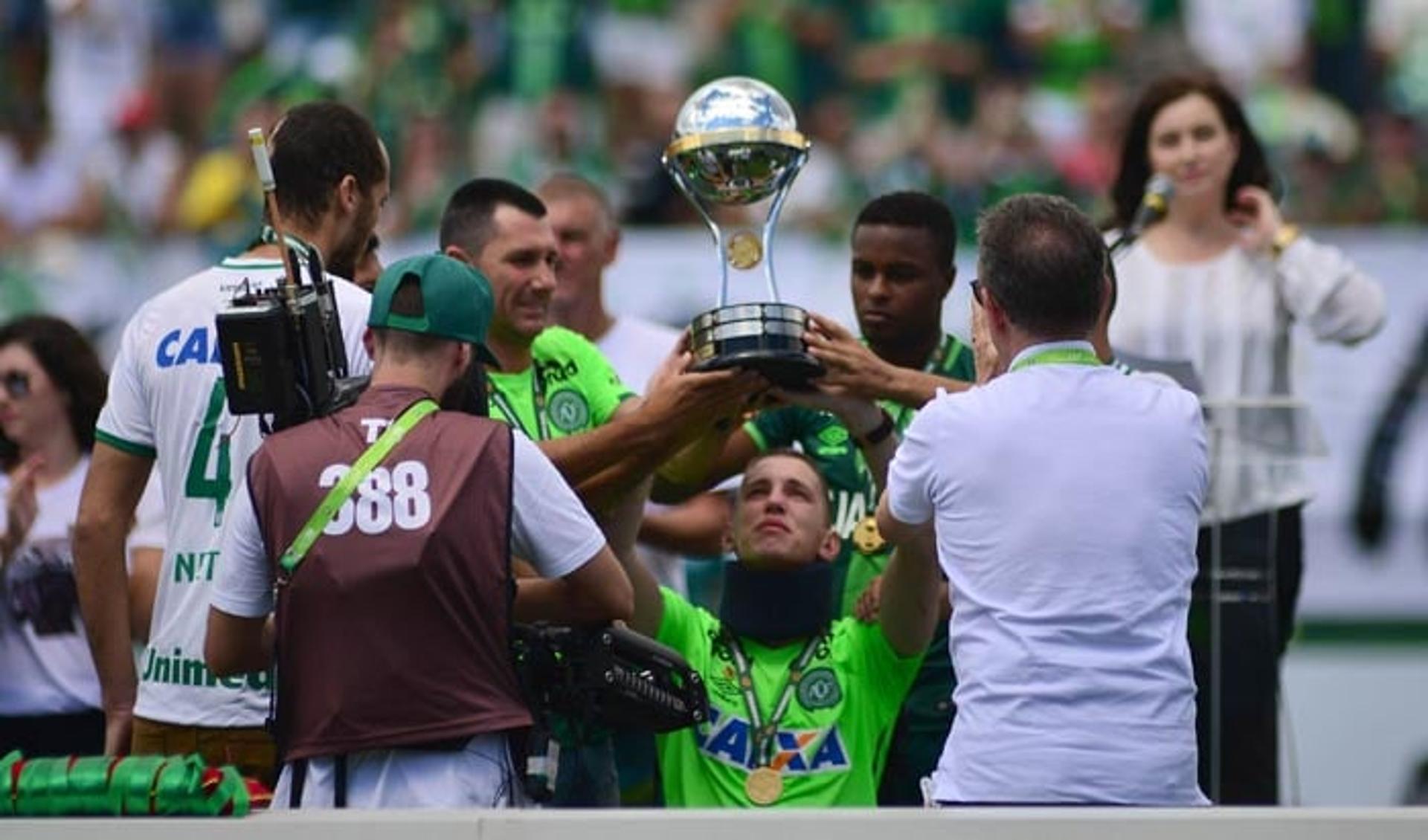 Follmann ergue a taça da Sul-Americana