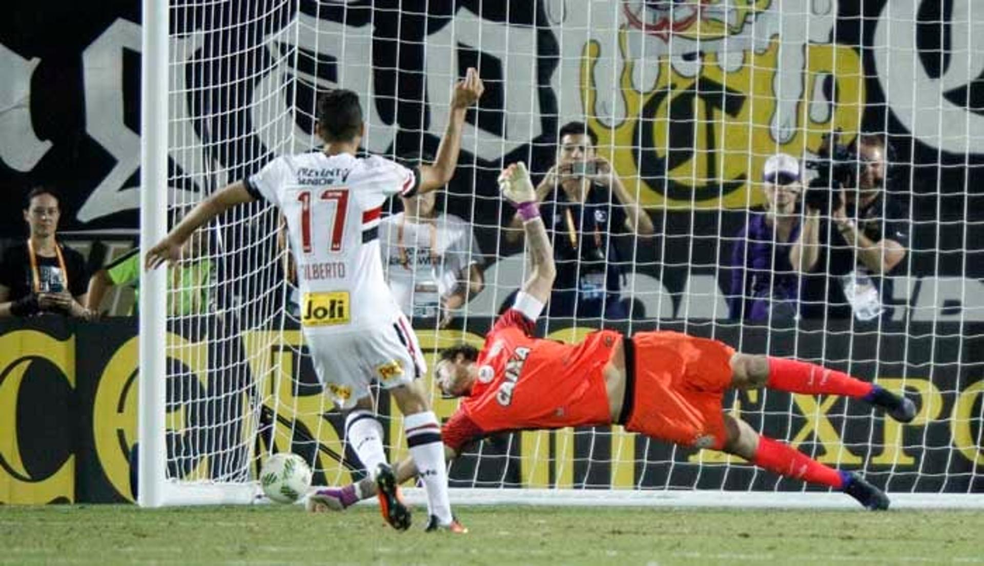 Gilberto marca o gol que deu o título ao São Paulo