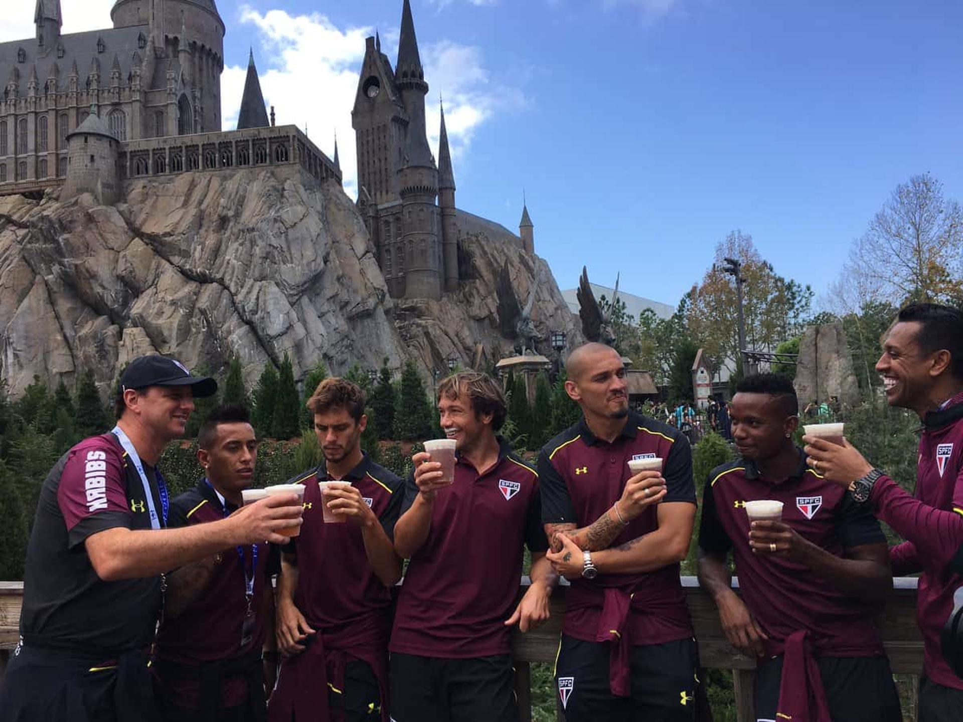 Jogadores do São Paulo se divertem no parque da Universal