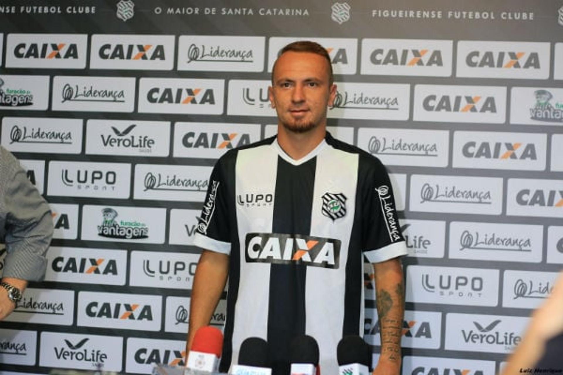 Zé Love foi apresentado no Figueirense na última terça-feira