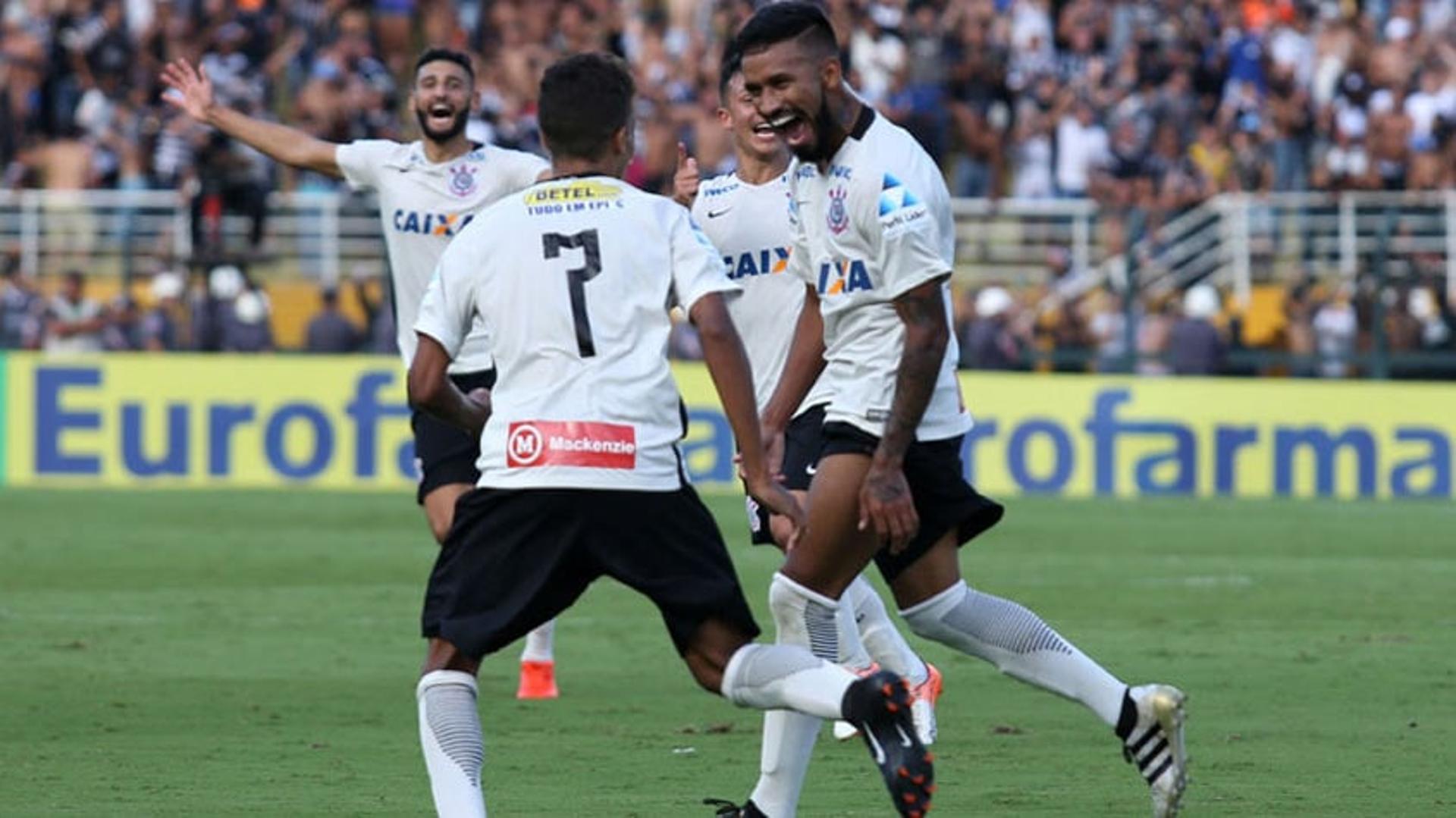 Pedrinho, de costas, comemora gol de Marquinhos