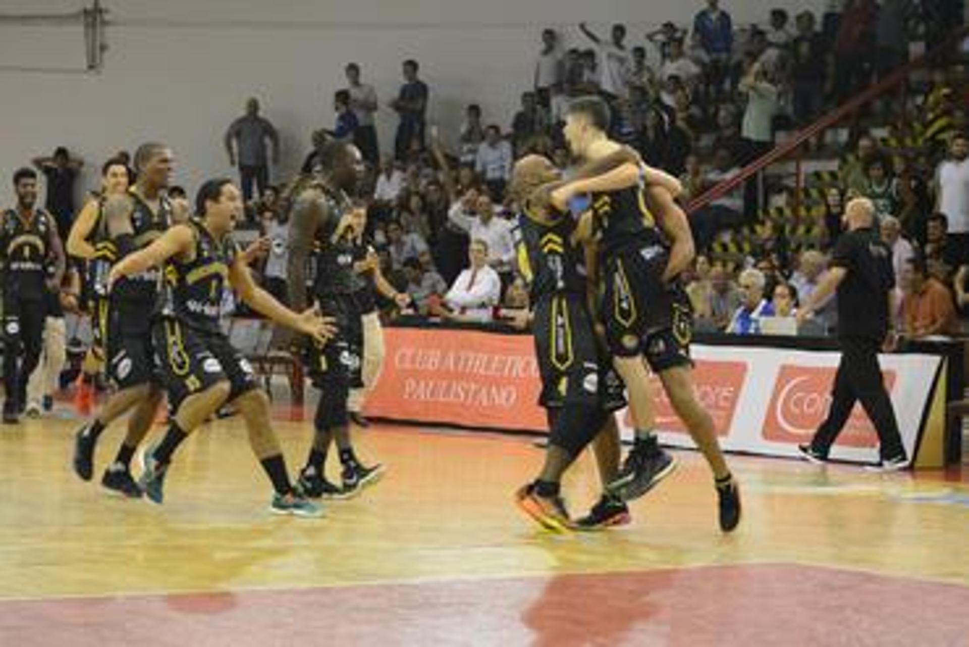 Jogadores do Mogi fizeram muita festa após arremesso salvador de Vithinho