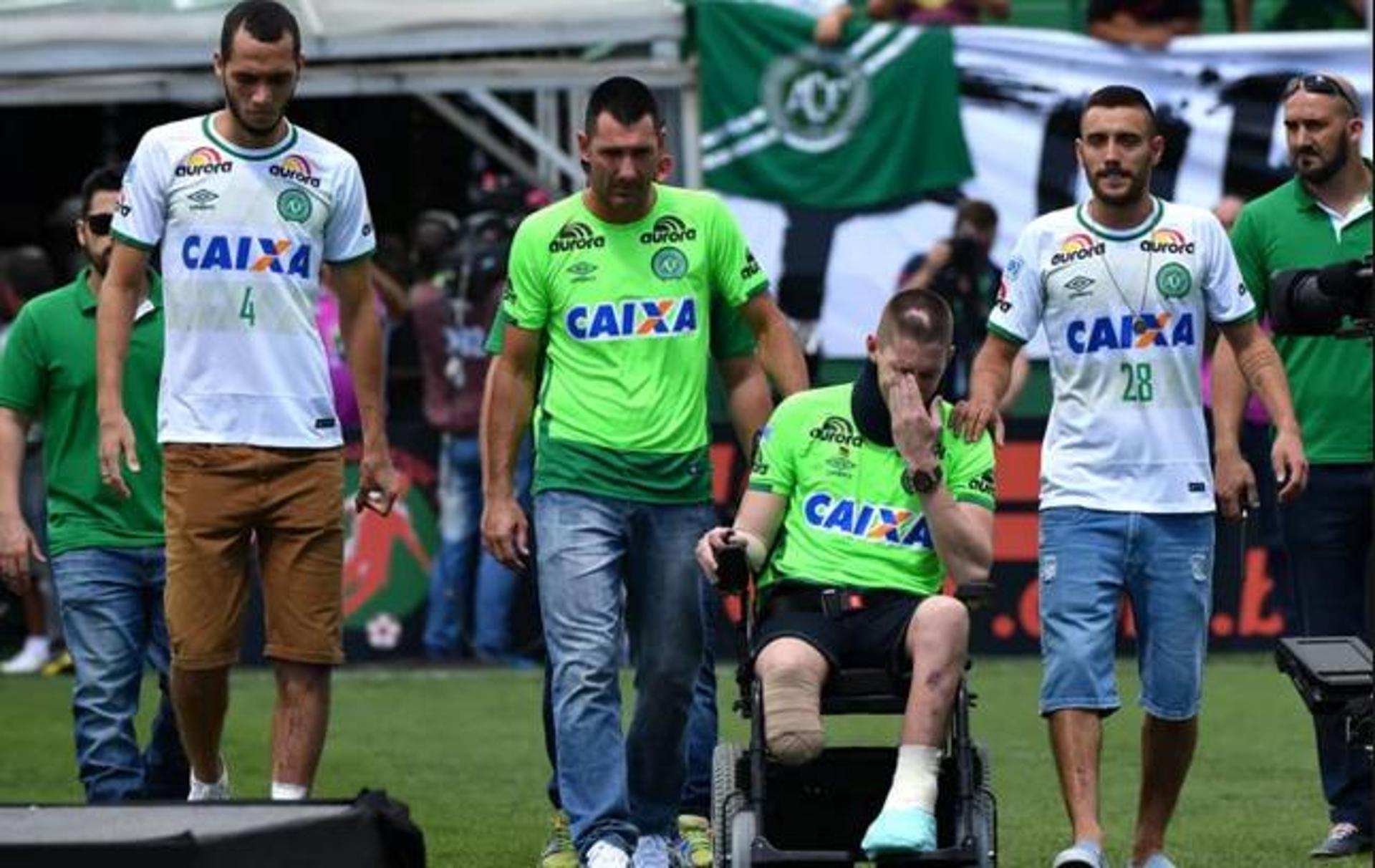 Neto, à esquerda, Follmann e Alan Ruschel recebem homenagem após acidente