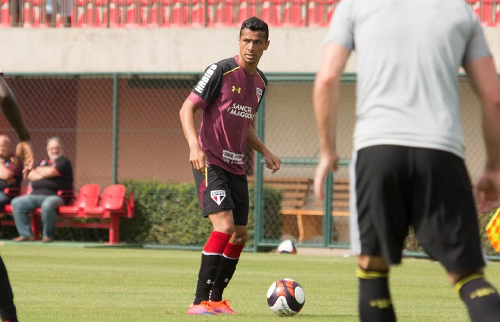 Cícero marcou o primeiro gol do jogo-treino, de voleio