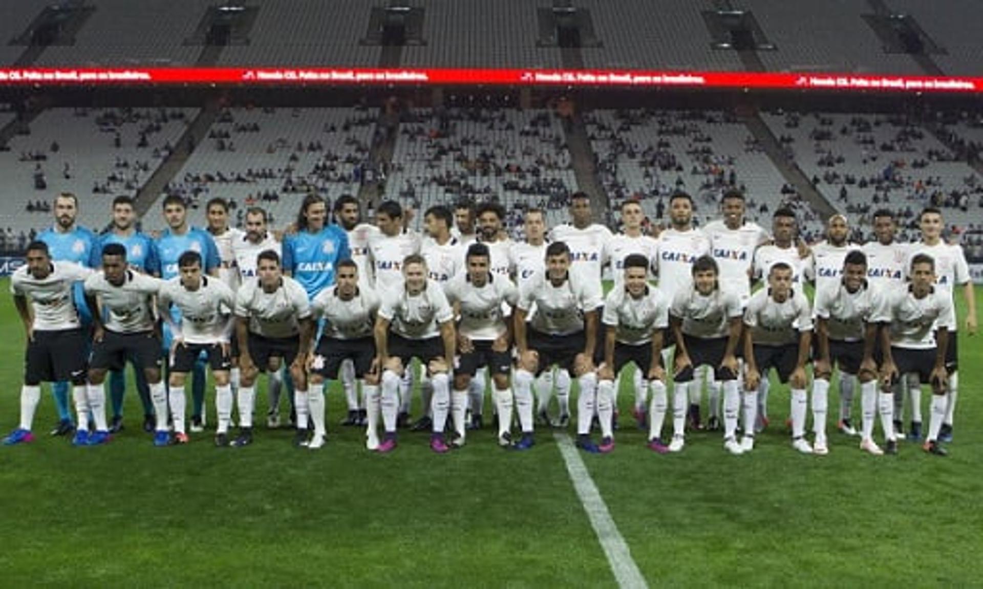 Elenco foi apresentado no gramado da Arena