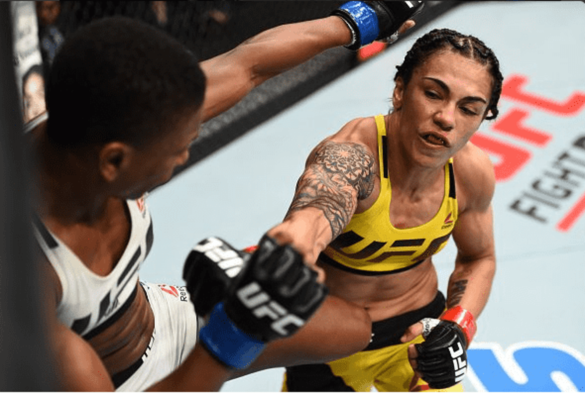 Jessica Andrade venceu Angela Hill na decisão dos juízes