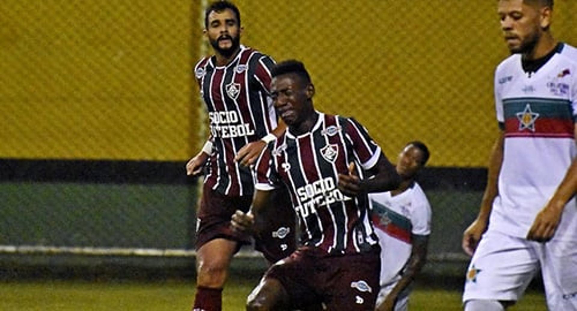 Léo se emociona após marcar primeiro gol pelos profissionais