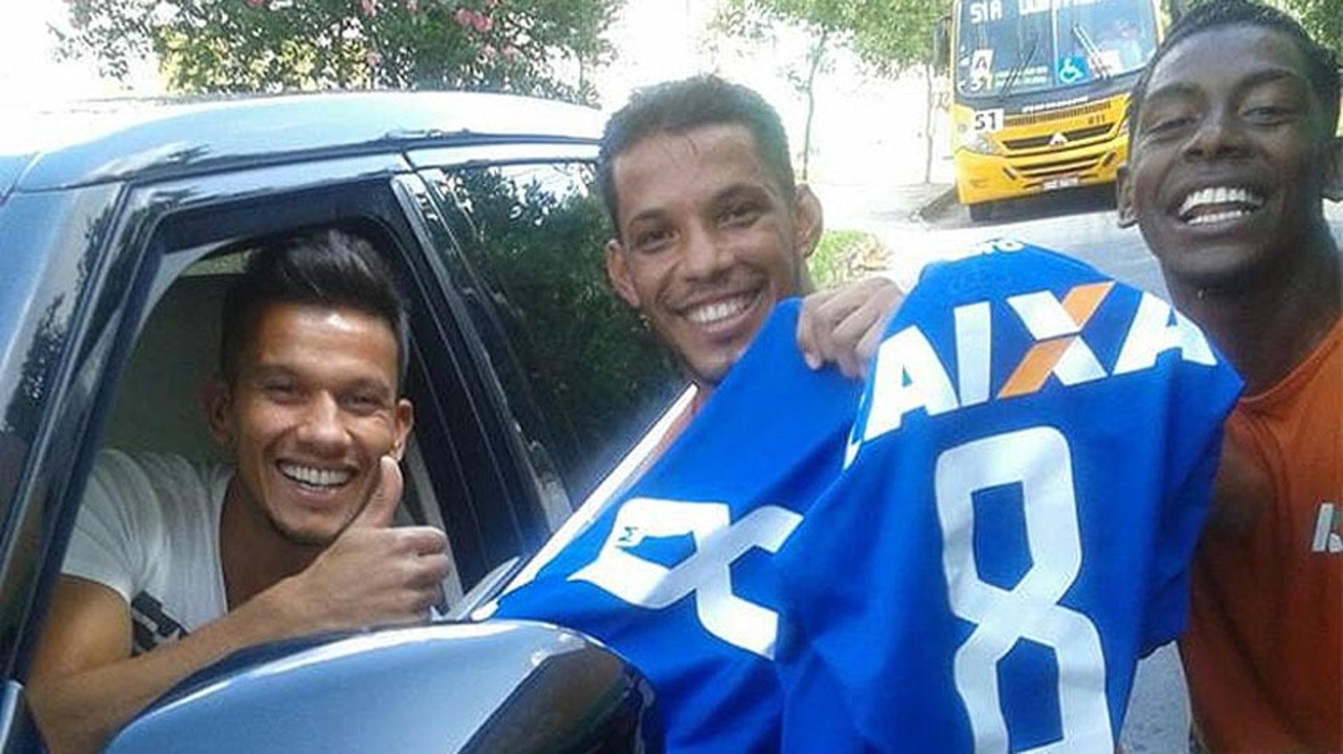 Volante Henrique presenteia garis com camisas do Cruzeiro