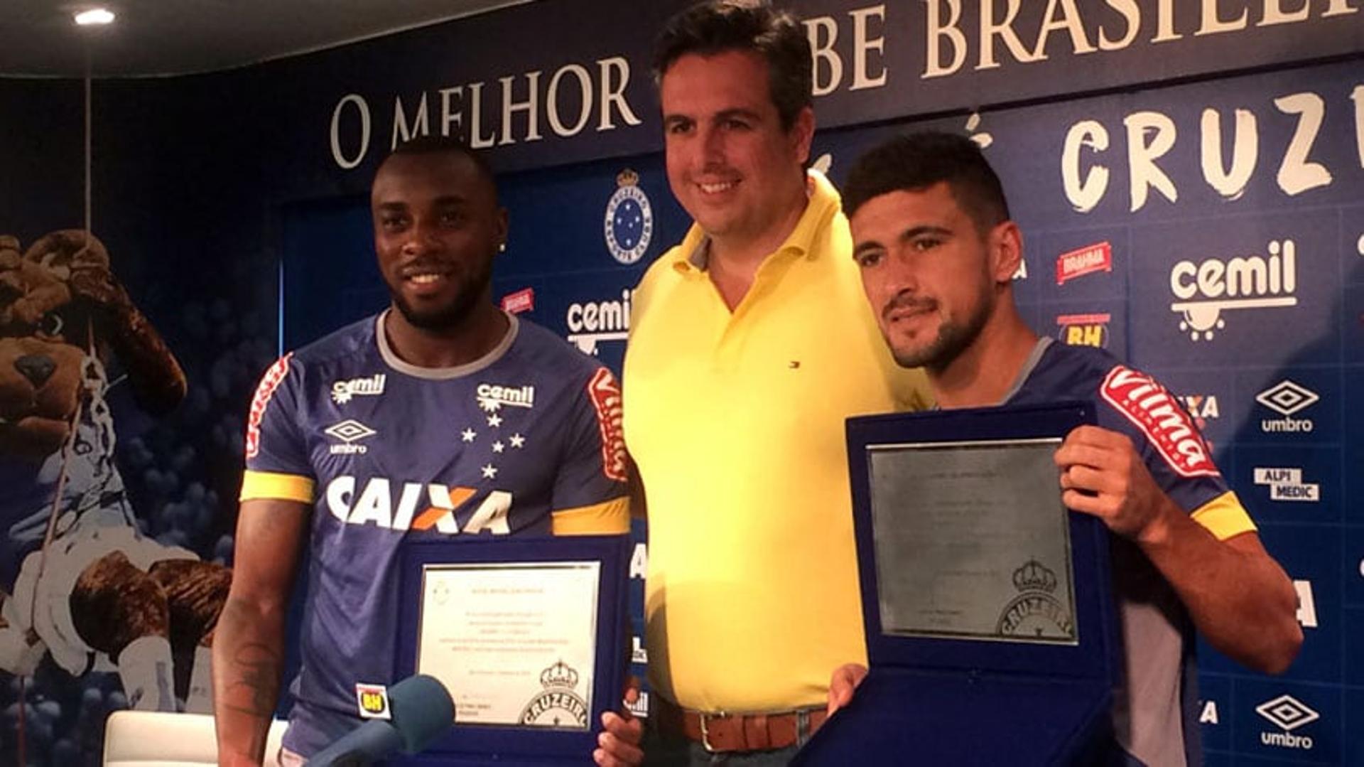 Cem jogos: Manoel e De Arrascaeta são homenageados pelo Clube