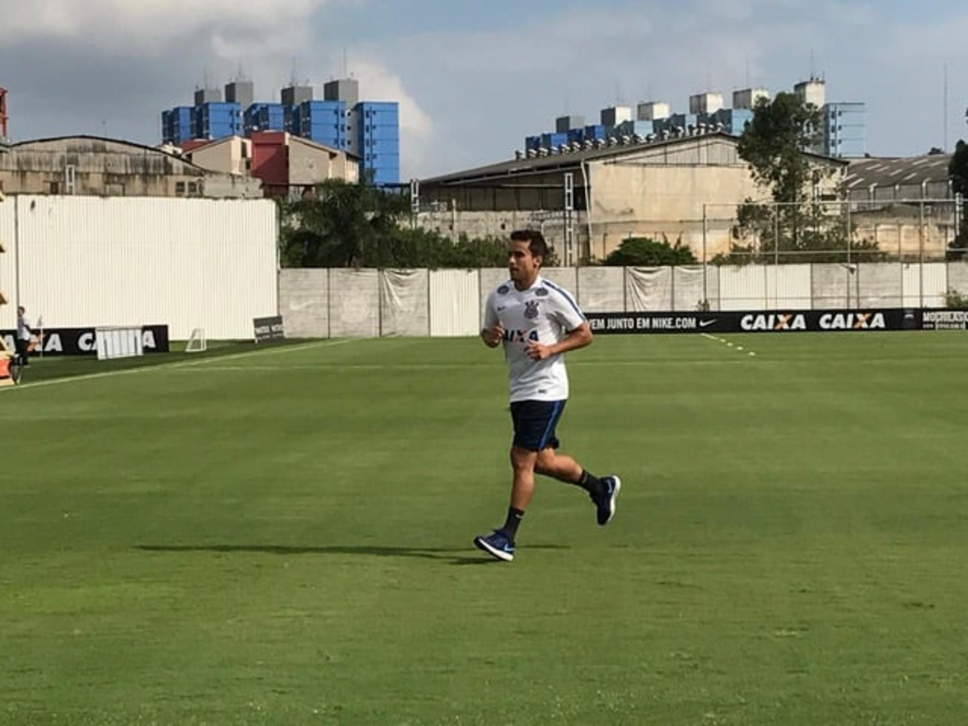 Jadson treinou em campo pela primeira vez após volta ao Corinthians