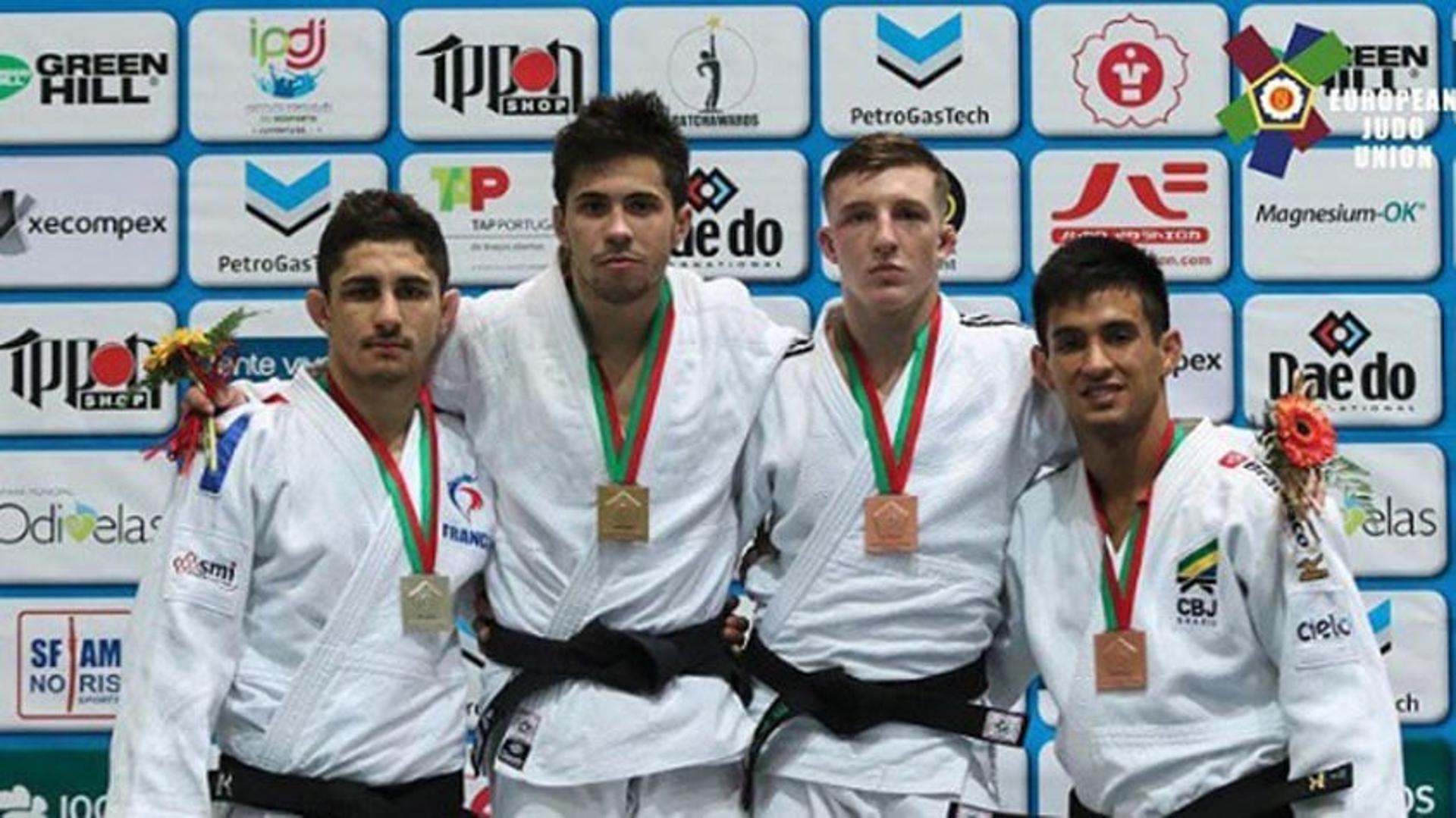 Eric (dir.) conquistou medalha na sua primeira competição de 2017