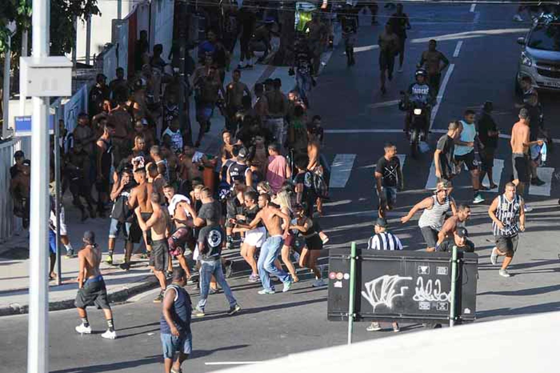 Briga do lado de fora no Engenhão antes do clássico