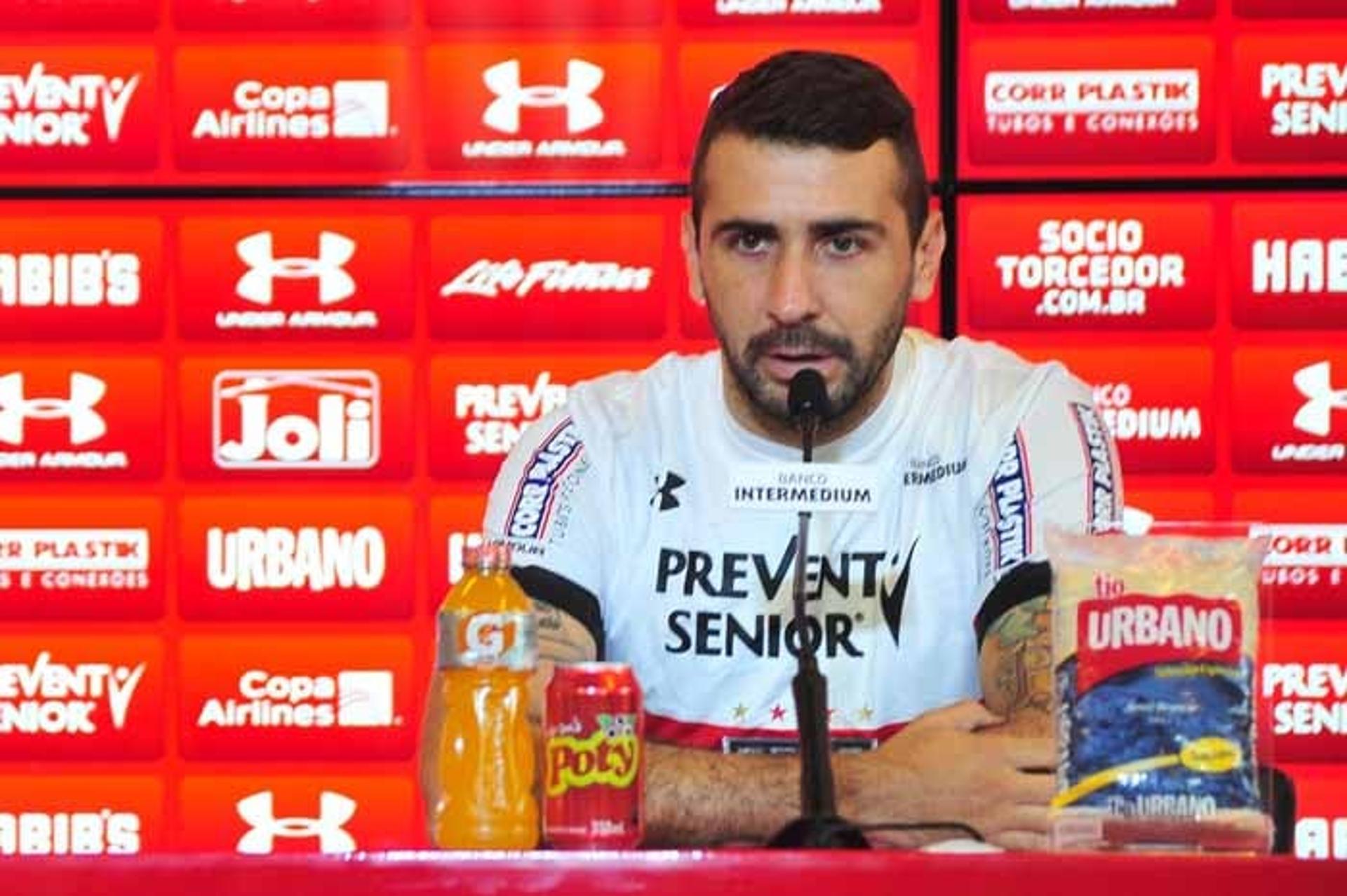 Lucas Pratto veste a camisa do São Paulo