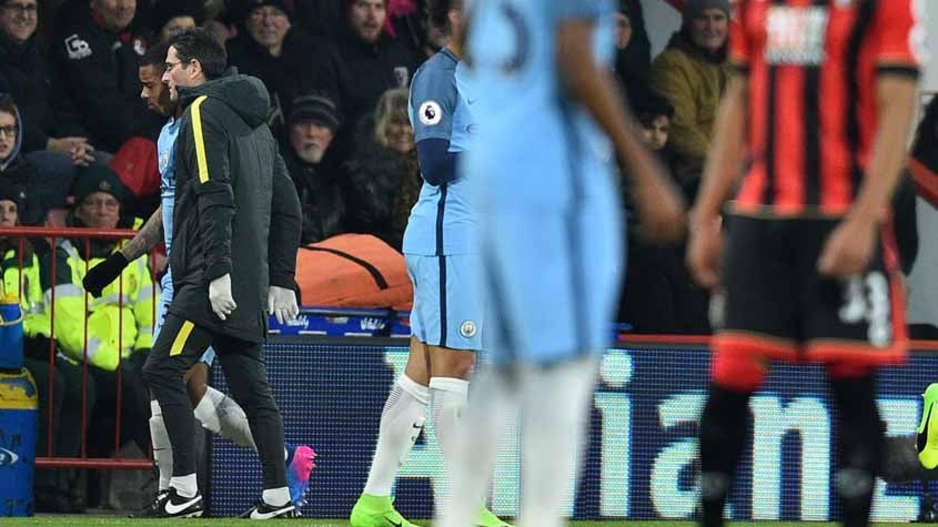 Gabriel Jesus se machuca durante o jogo