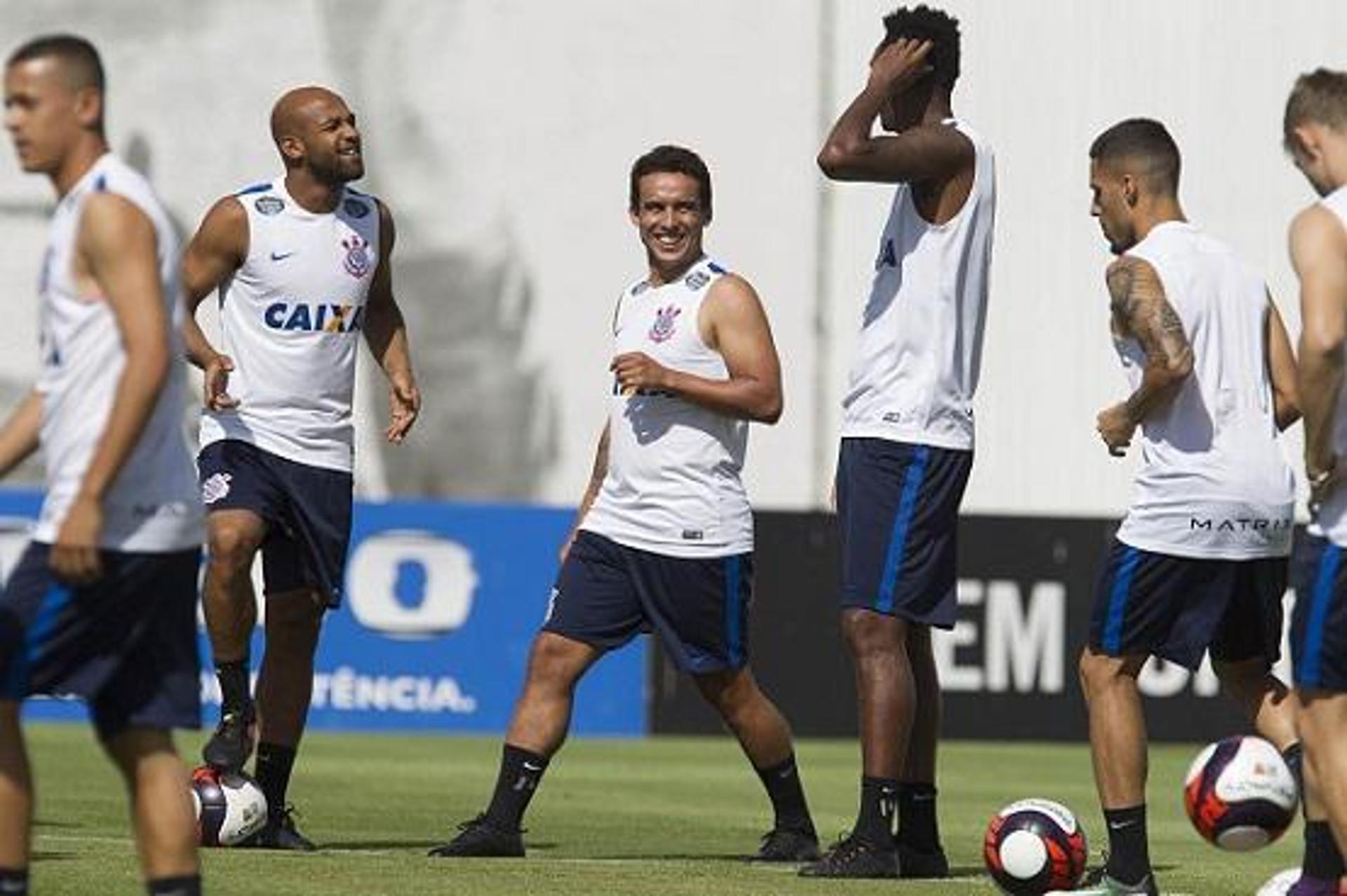 Jadson se diverte com companheiros durante treino do Corinthians<br>​