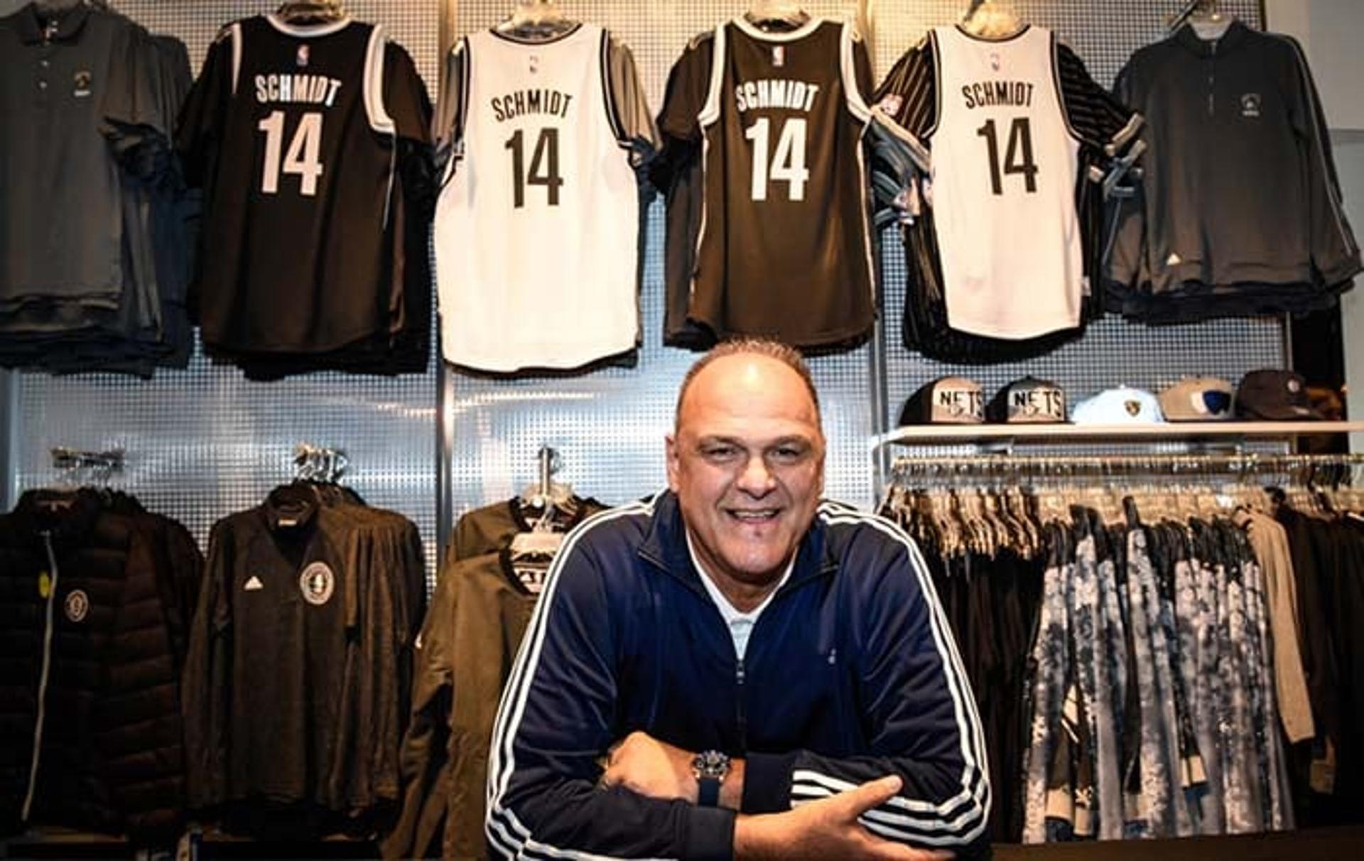 Oscar Schmidt posa ao lado da camisa personalizada de número 14 do&nbsp;Brooklyn Nets