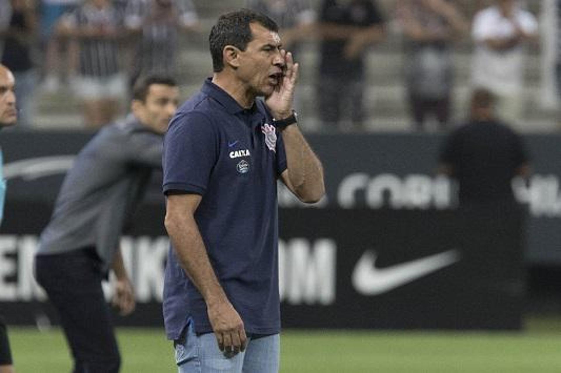 Fabio Carille orientando a equipe diante do Novorizontino