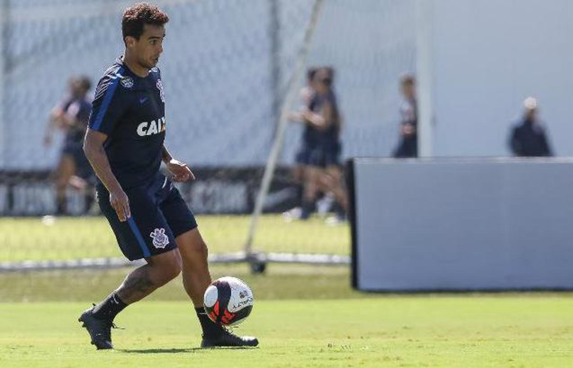 Jadson ainda aprimora condicionamento no CT