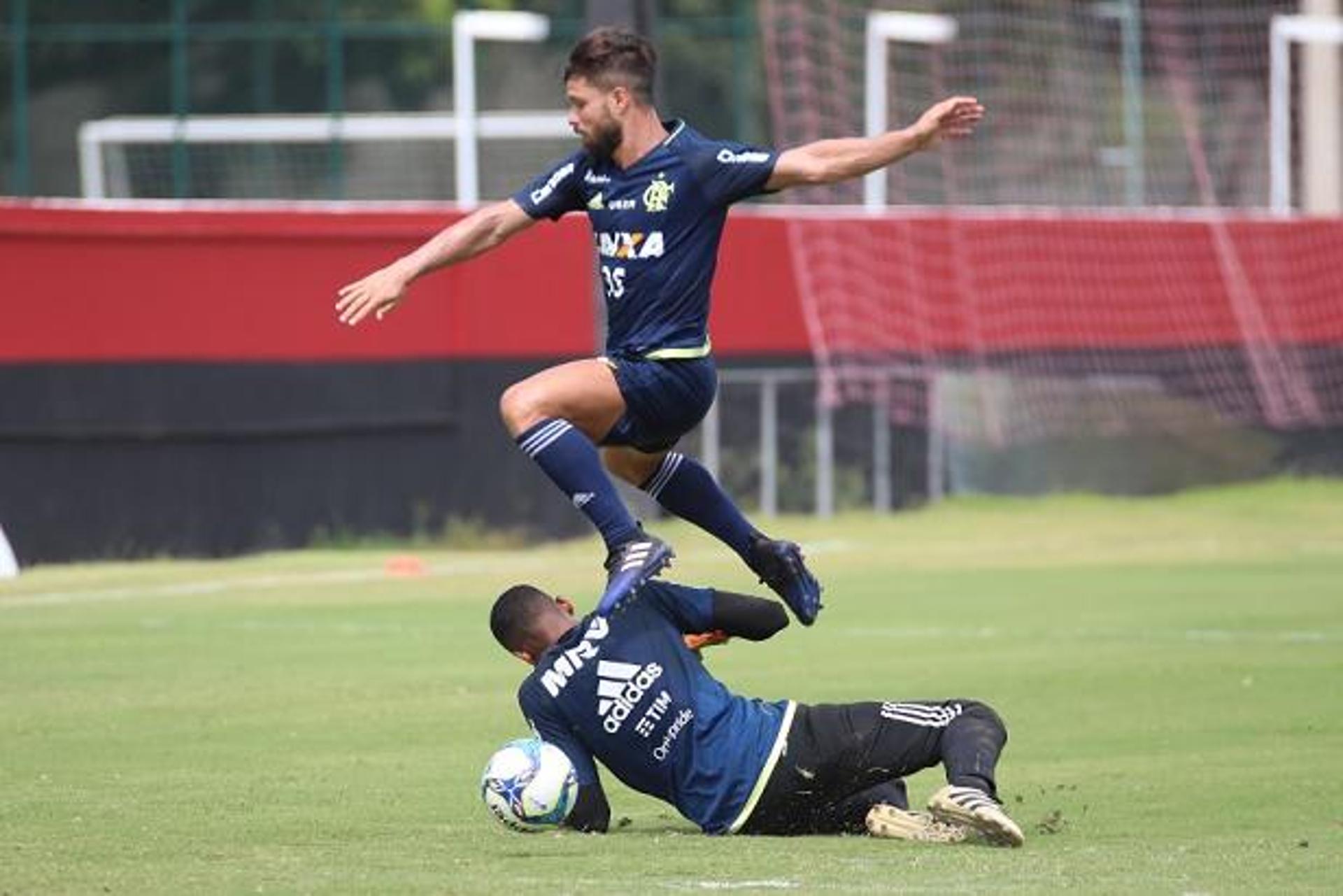 Diego disputa bola no treino