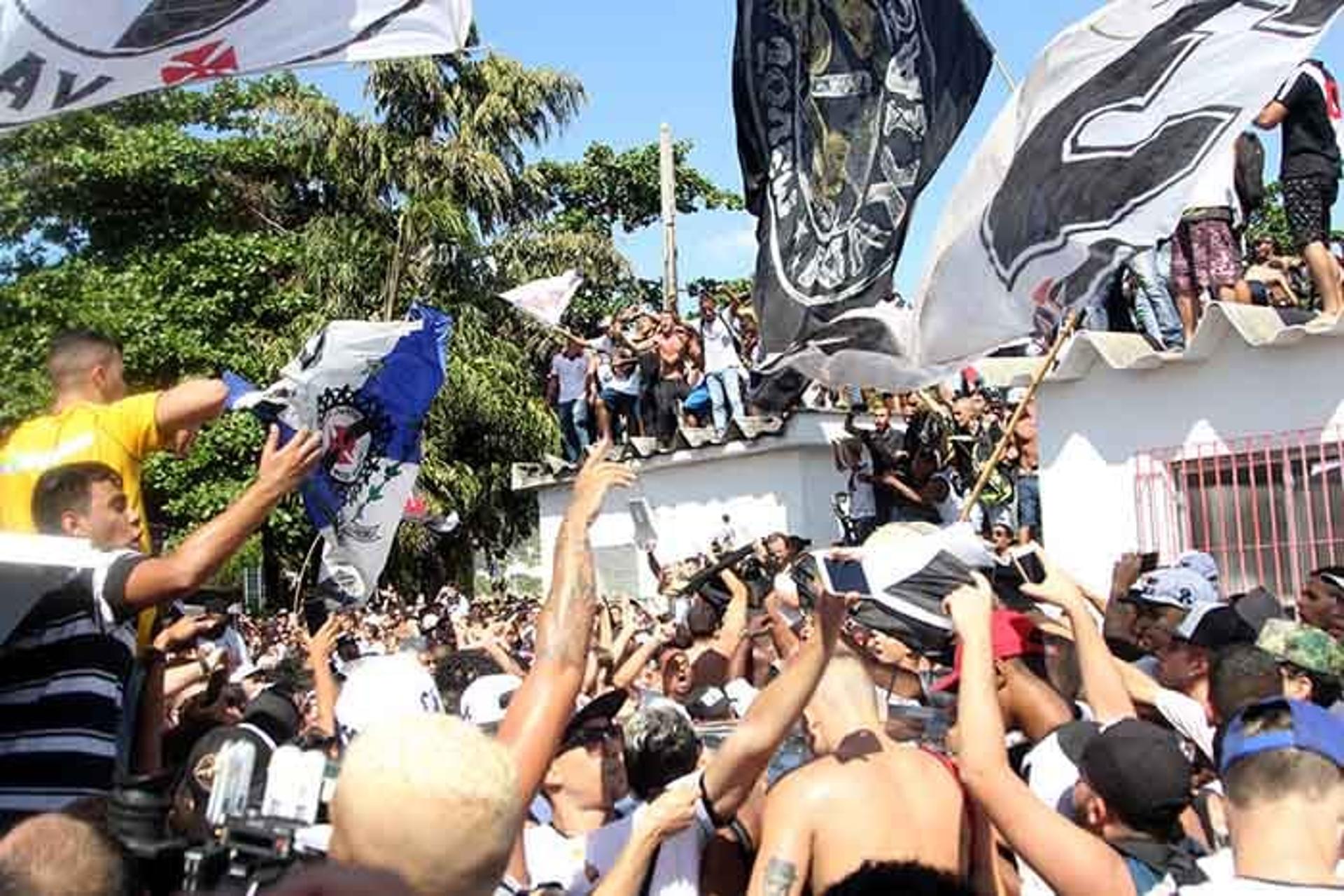 Luis Fabiano chegou nesta terça ao Rio e ganhou o carinho da torcida vascaína