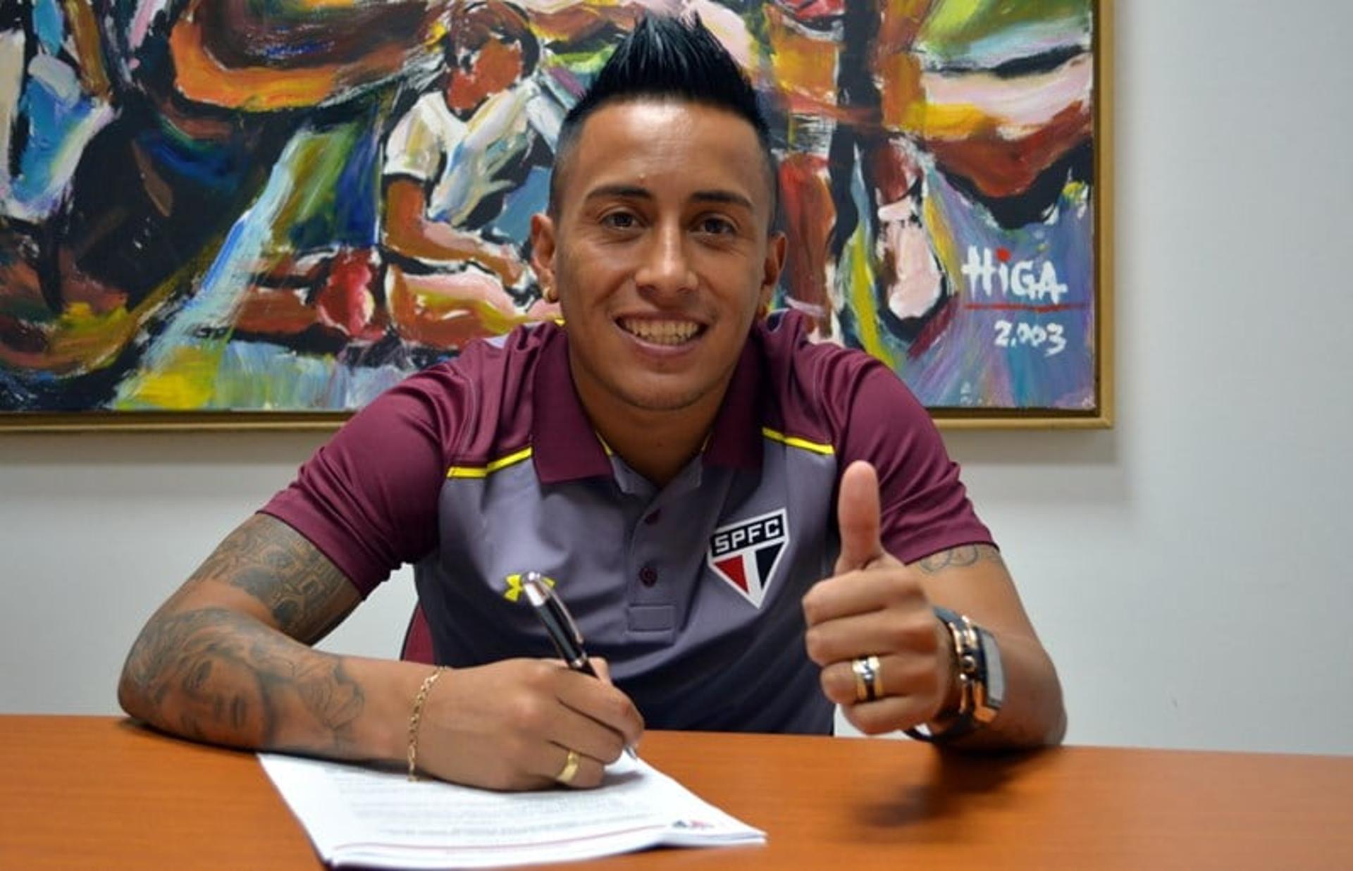 Cueva comemora renovação com o São Paulo