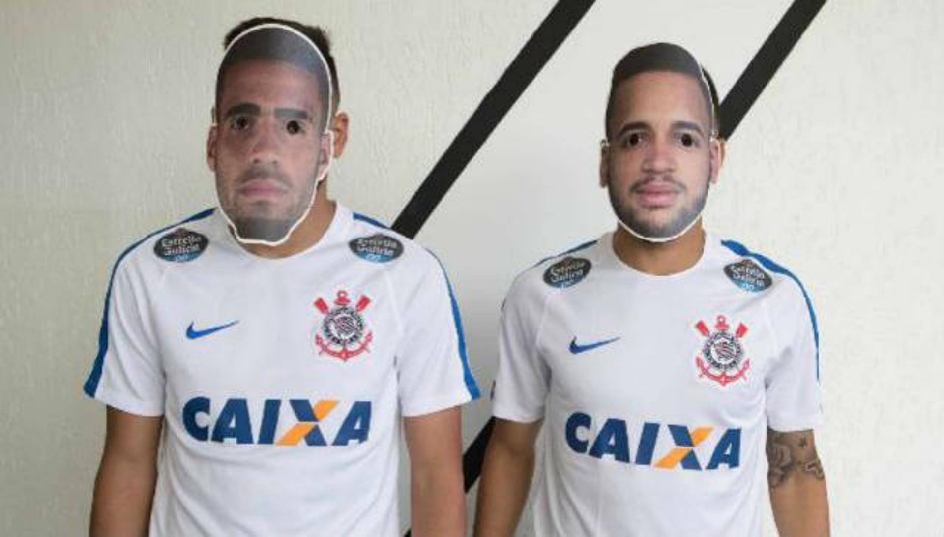 Gabriel e Maycon posaram para fotos com máscaras