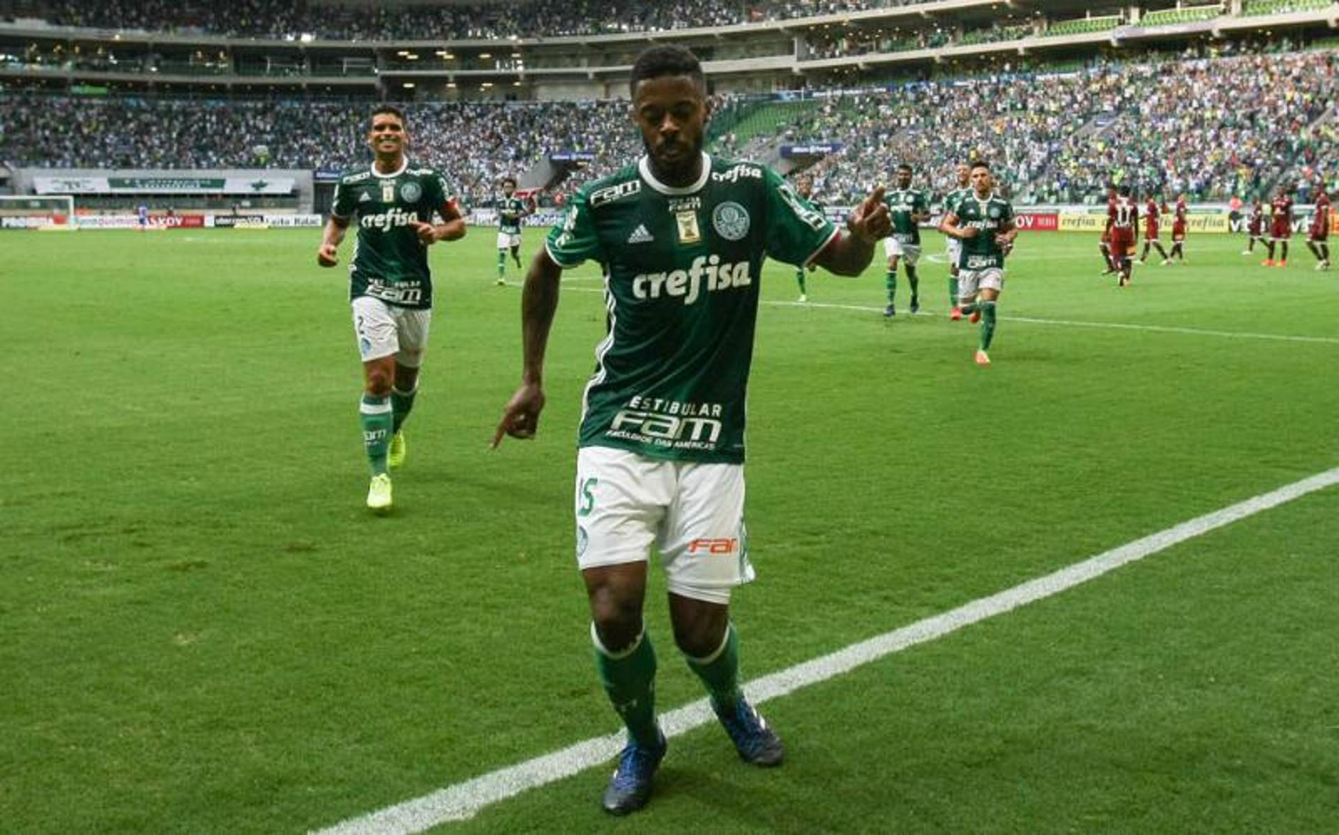 Michel Bastos comemora seu gol contra a Ferroviária