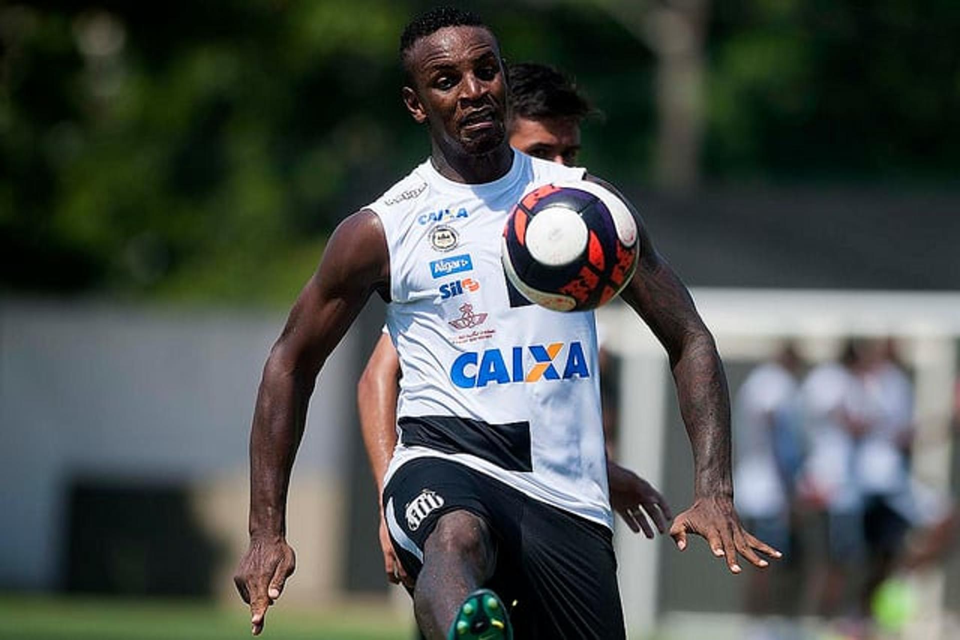 Cleber fez boa partida após cumprir suspensão e pode ser titular contra ex-time