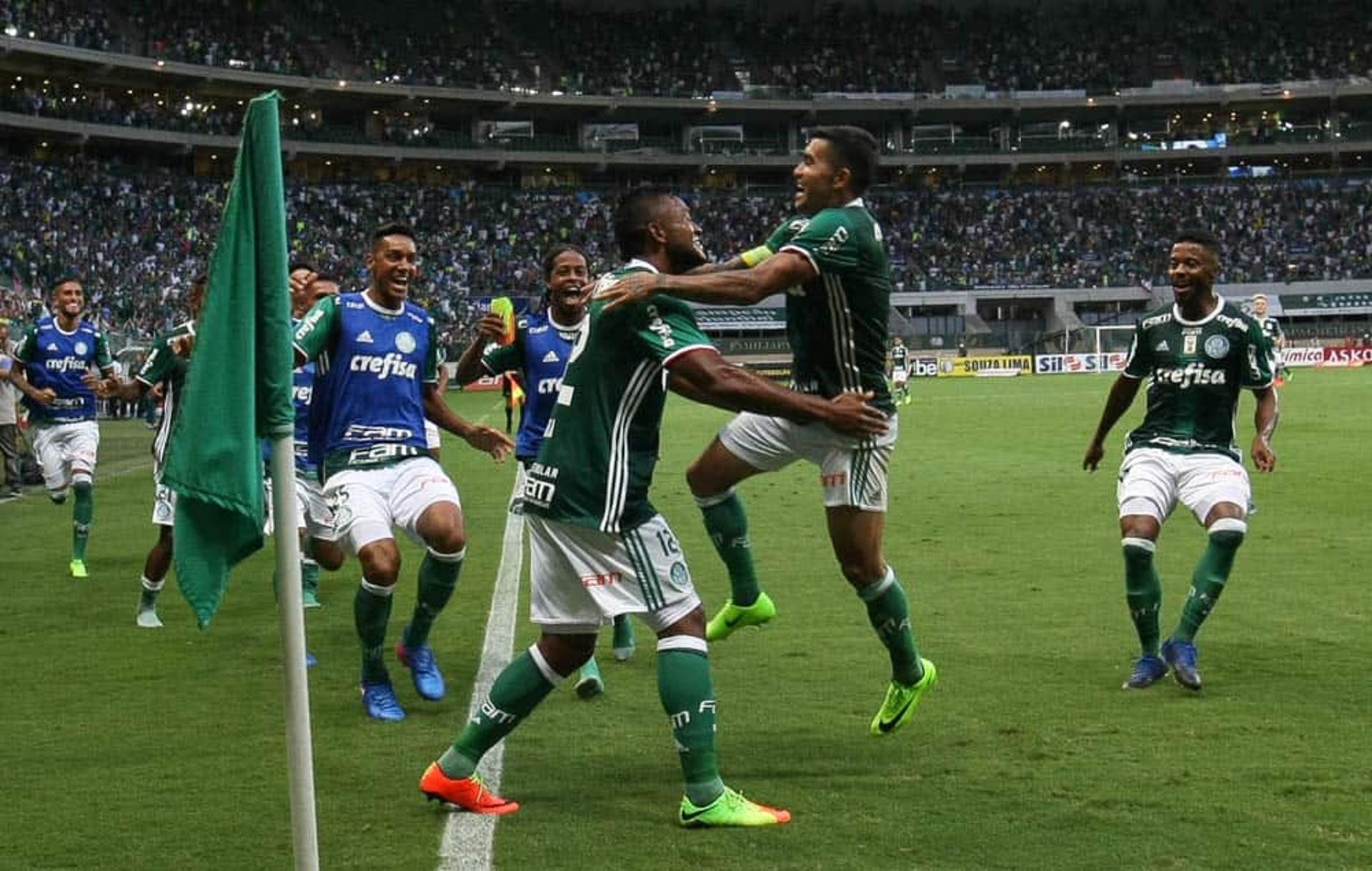 Todos os jogadores do banco correram para abraçar Borja após o gol