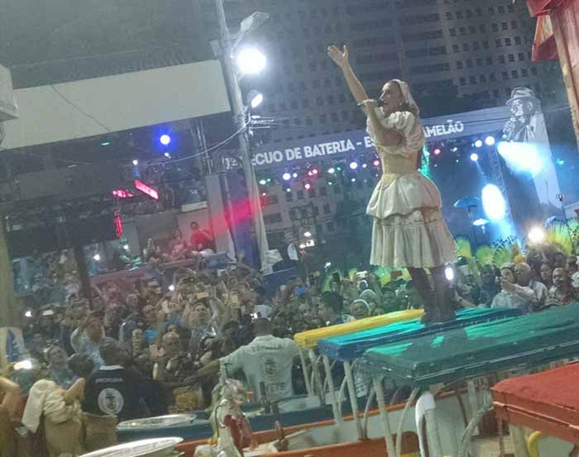 'Diante de Jamelão', Ivete Sangalo abre desfile da Grande Rio e levanta poeira na Marquês de Sapucaí&nbsp;