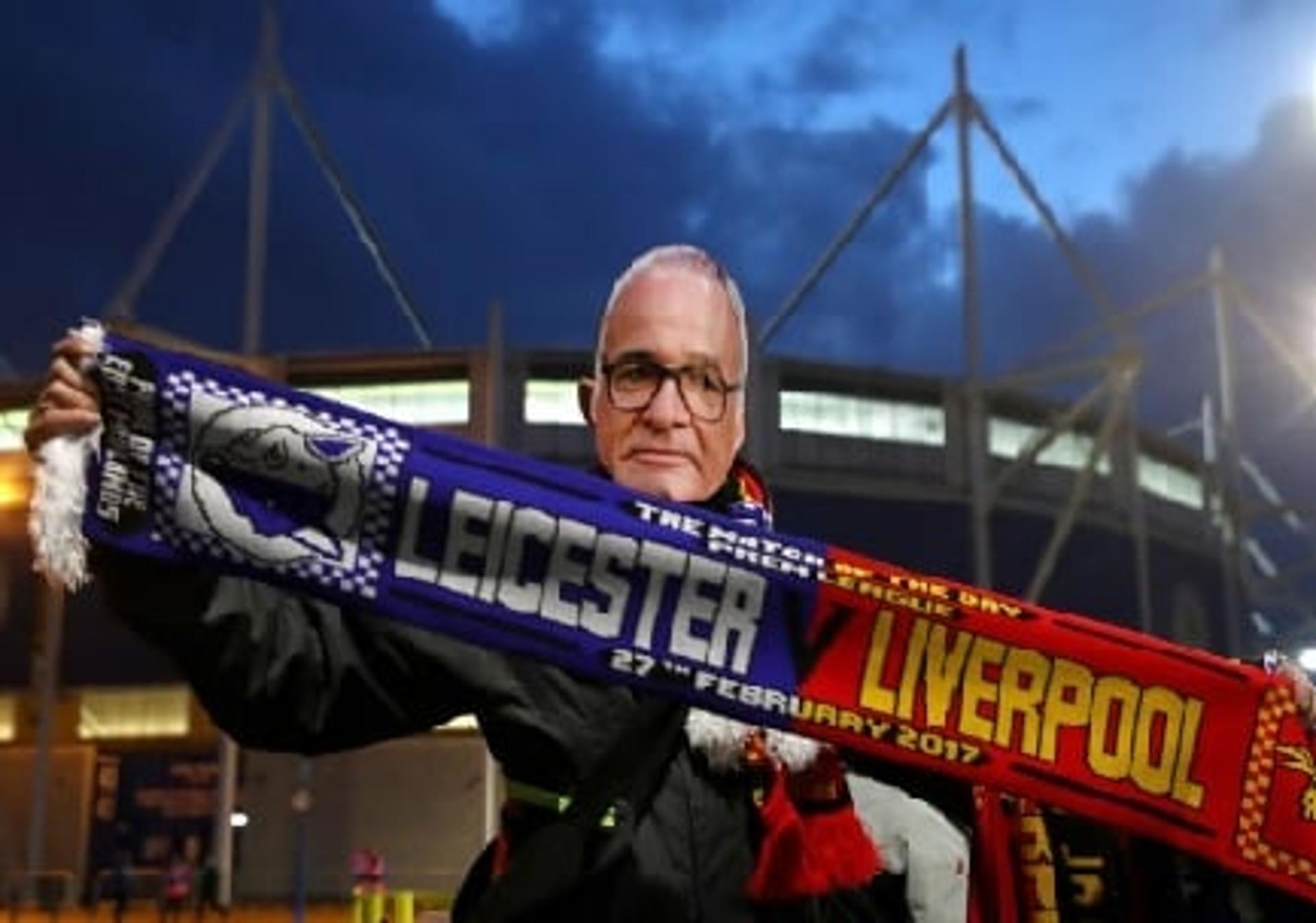 Torcedores do Leicester foram ao jogo com máscaras de Claudio Ranieri (Foto: Reprodução / Twitter)