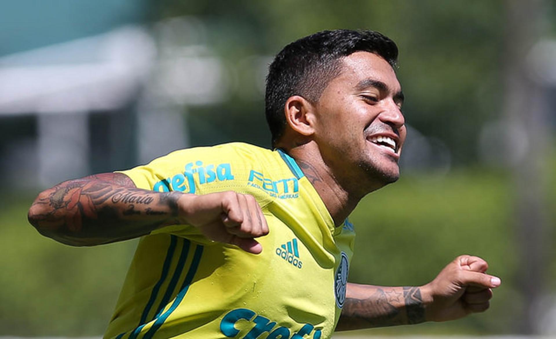 Dudu brinca durante treino do Verdão na Academia