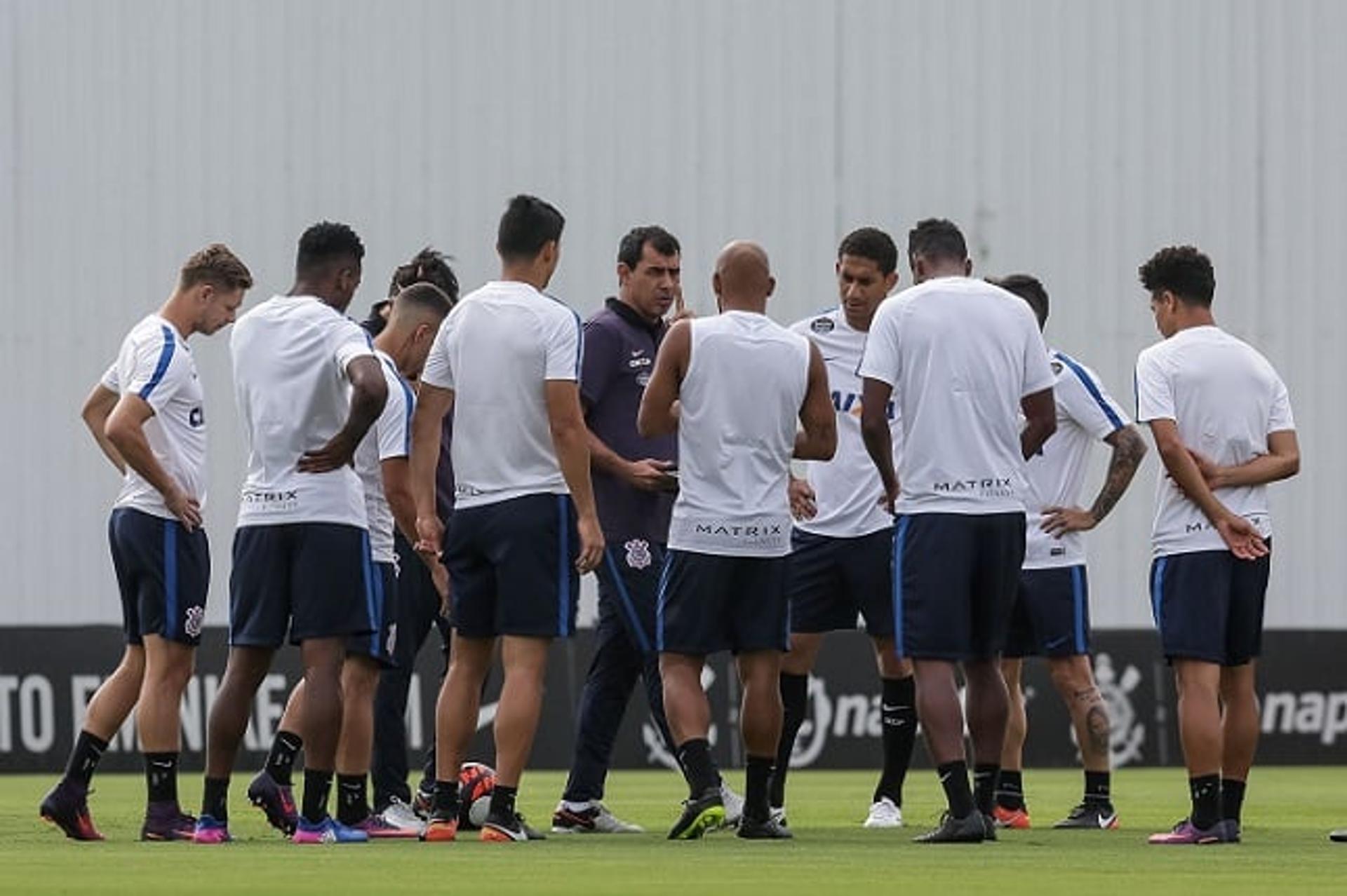 Elenco do Corinthians reunido com o técnico Fabio Carille