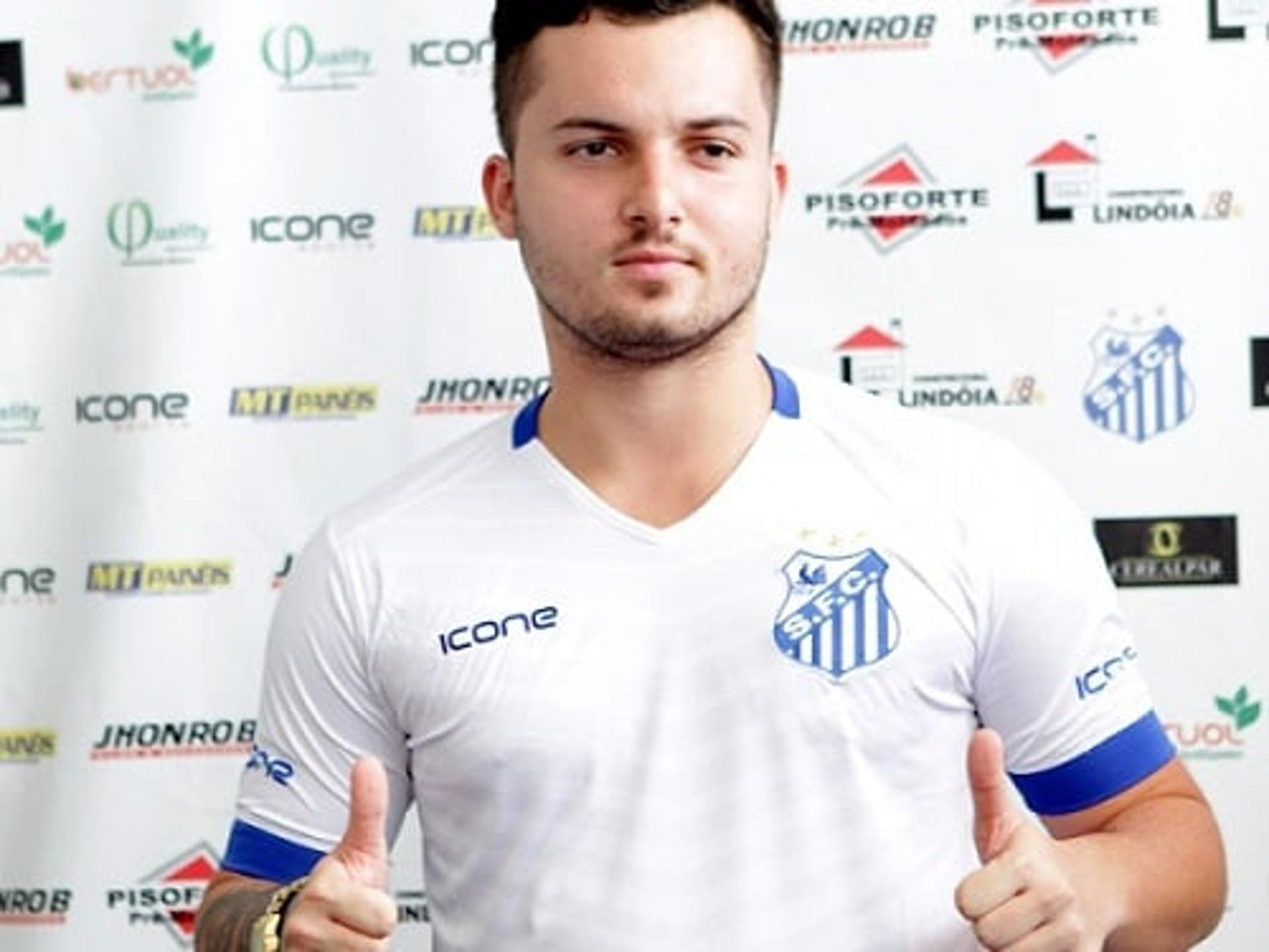 Jean Chera, hoje no Sinop-MT, tem apenas 21 anos e rodou por clubes no Brasil e na Europa. Confira imagens da carreira do jogador