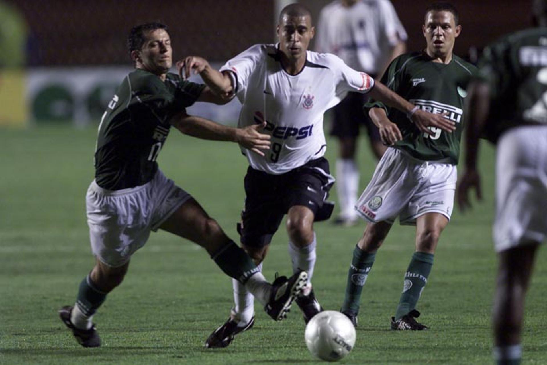 Corinthians 4 x 2 Palmeiras - 8/3/2003 - Os rivais fizeram a semifinal do Paulista, e o Corinthians passou com facilidade pelo Palmeiras, que disputaria naquele ano a Série B. No primeiro confronto, o Dérbi acabou empatado em 2 a 2. Na volta, a equipe de Geninho conseguiu fazer quatro gols no primeiro tempo, despachou o desfalcado time comandado por Jair Picerni e acabou como campeã estadual em cima do São Paulo.