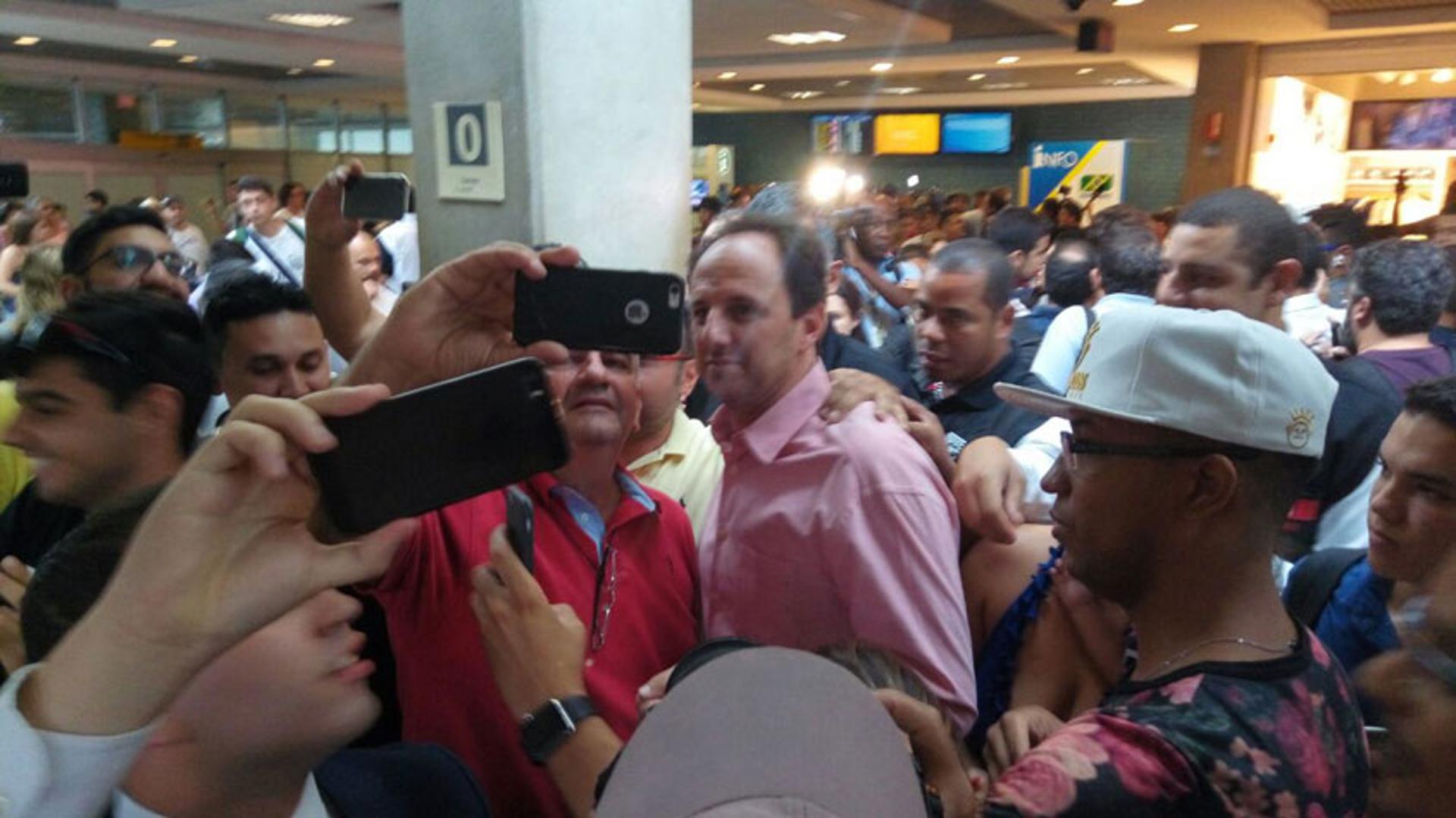 Rogério Ceni foi recebido com festa no aeroporto