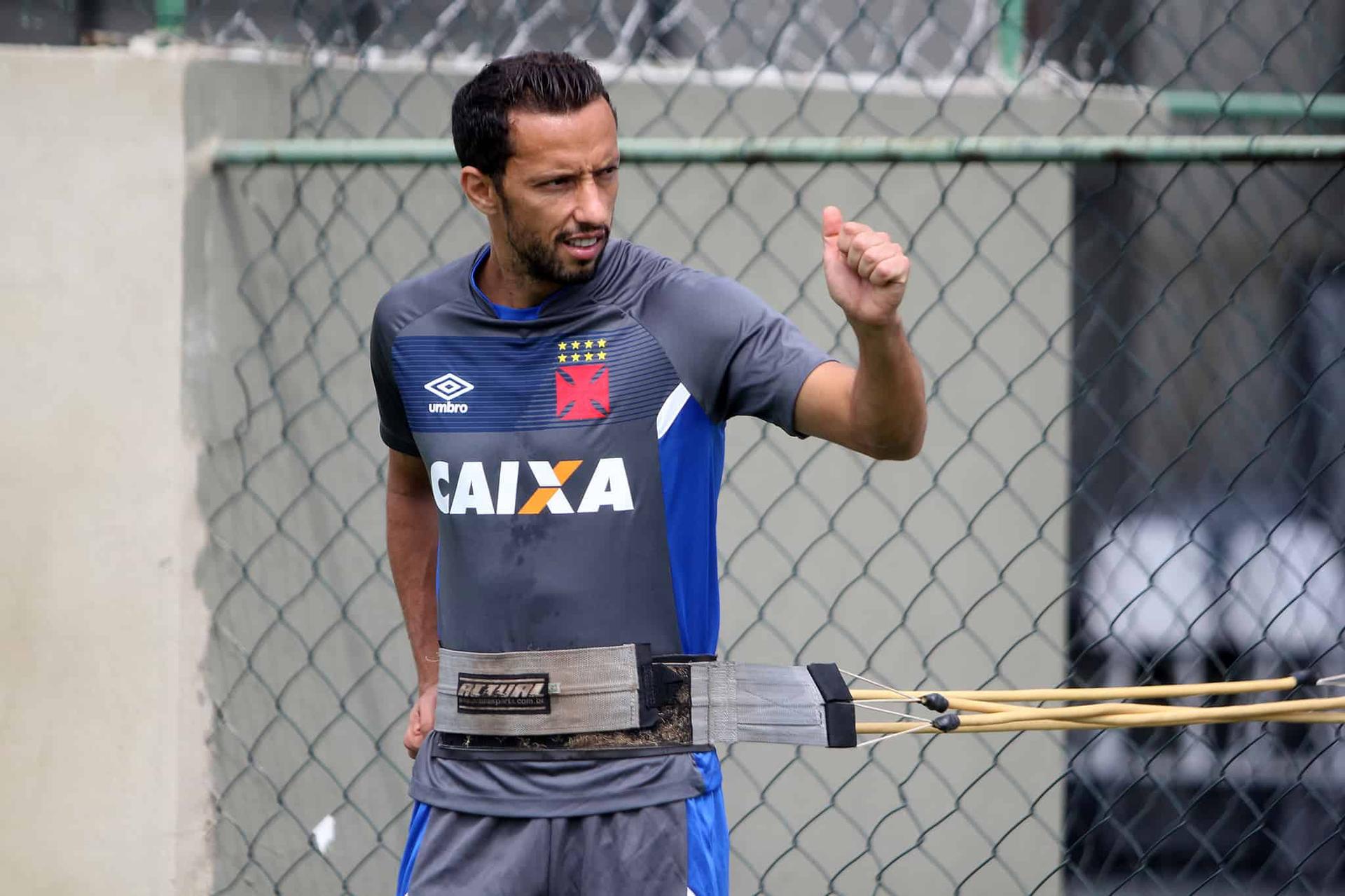 Nenê voltou a treinar em campo neste sábado. Confira a seguir galeria especial do LANCE! com imagens do camisa 10