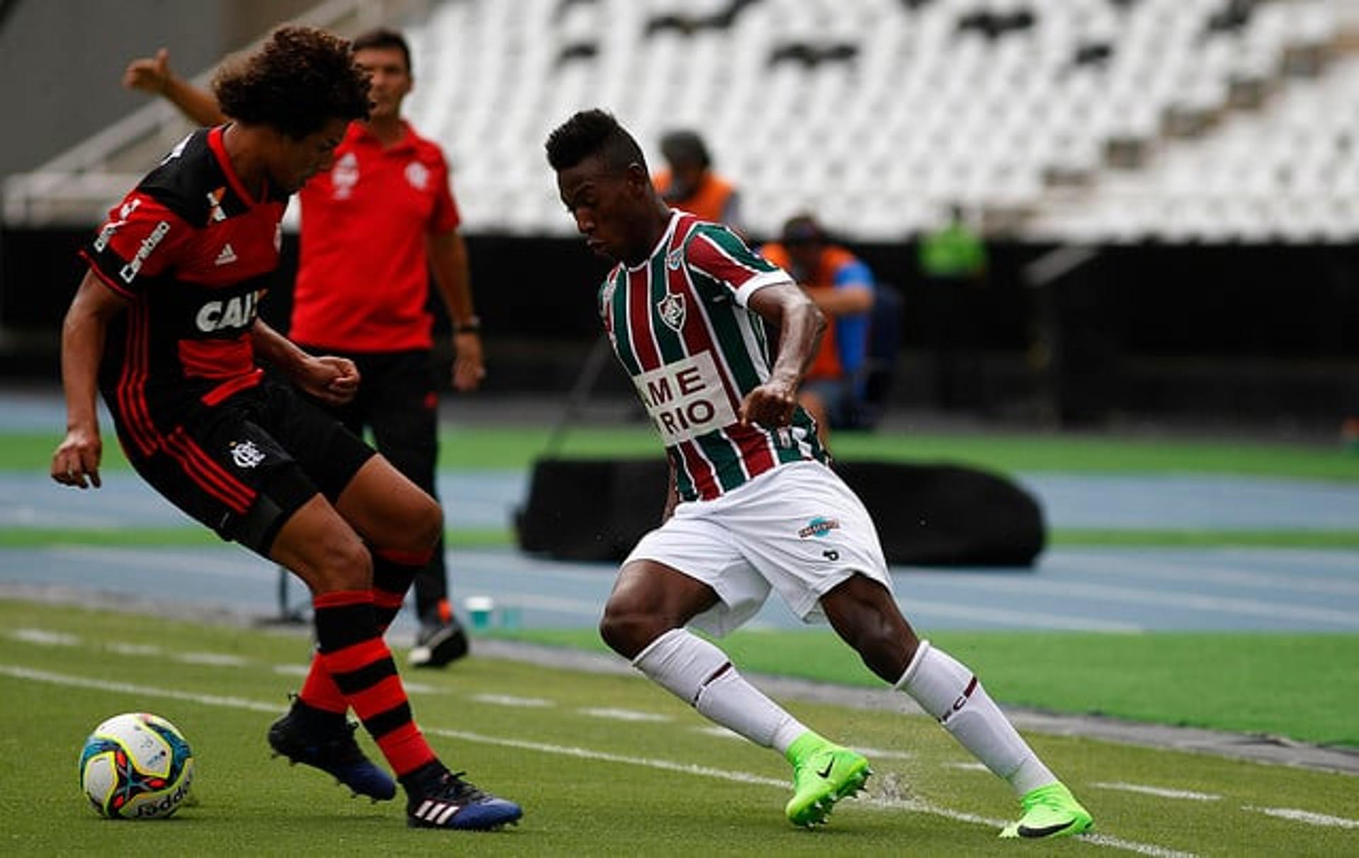 Momento exato de caneta do lateral Léo em cima de Willian Arão