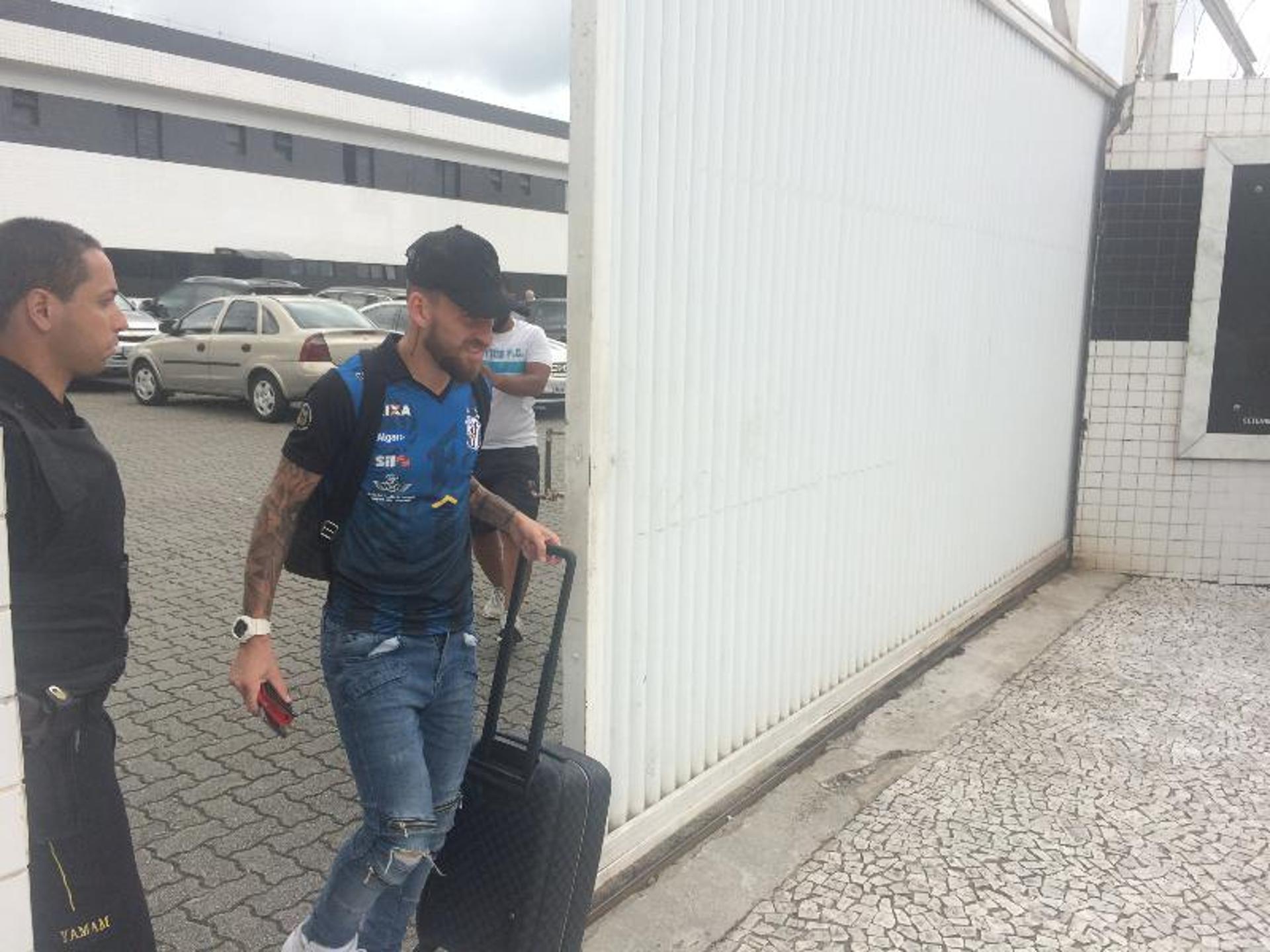 Lucas Lima no embarque do Santos para o Peru